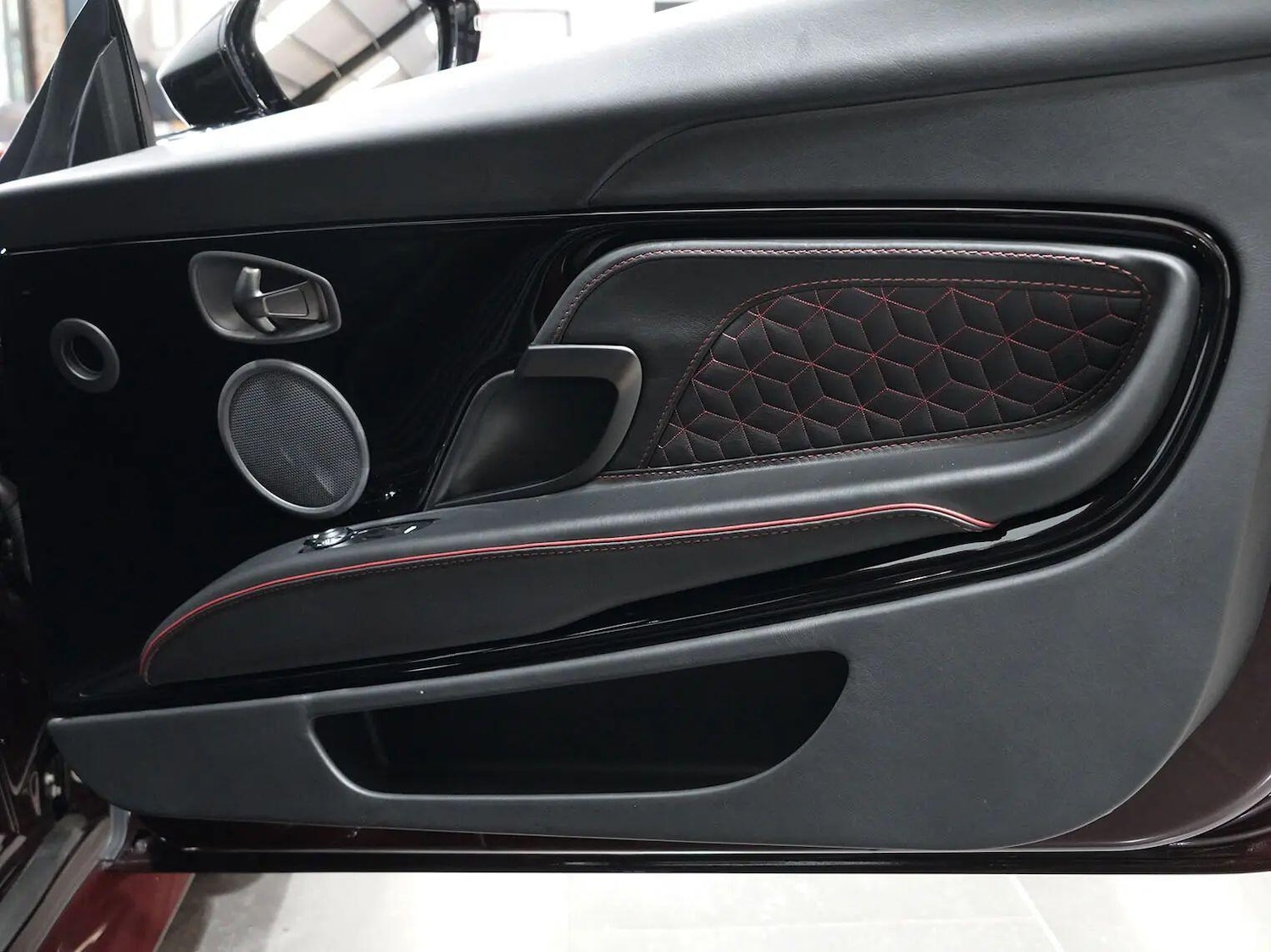 Used Aston Martin DBS 2018 for sale - 76295555: Photo 41