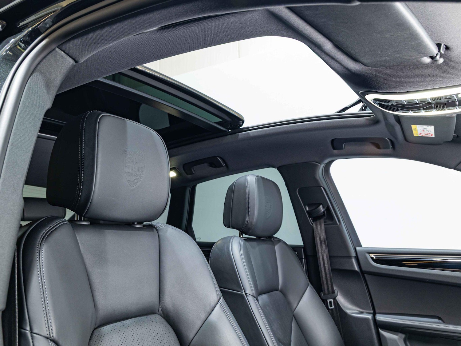 Used Porsche Macan for sale - 76765084: Photo 2