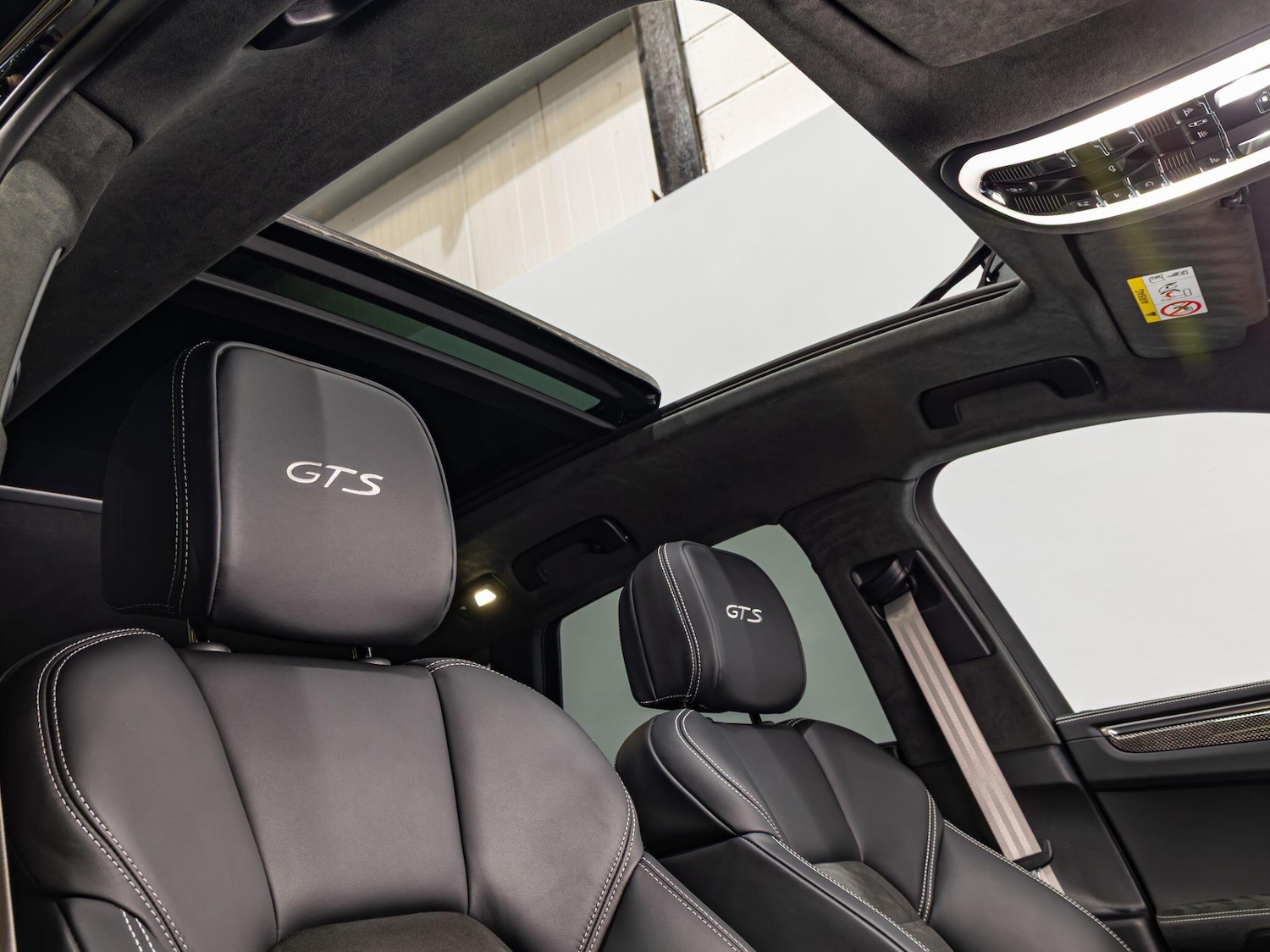 Used Porsche Macan 2025 for sale - 77550006: Photo 2