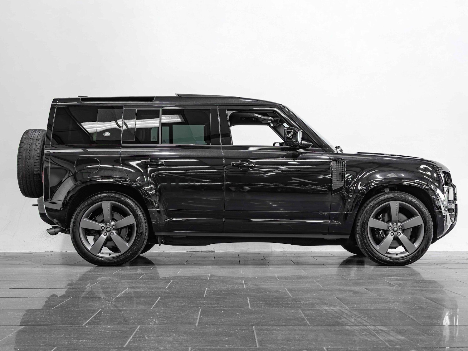 Used Land Rover Defender 2024 for sale - 77155792: Photo 5