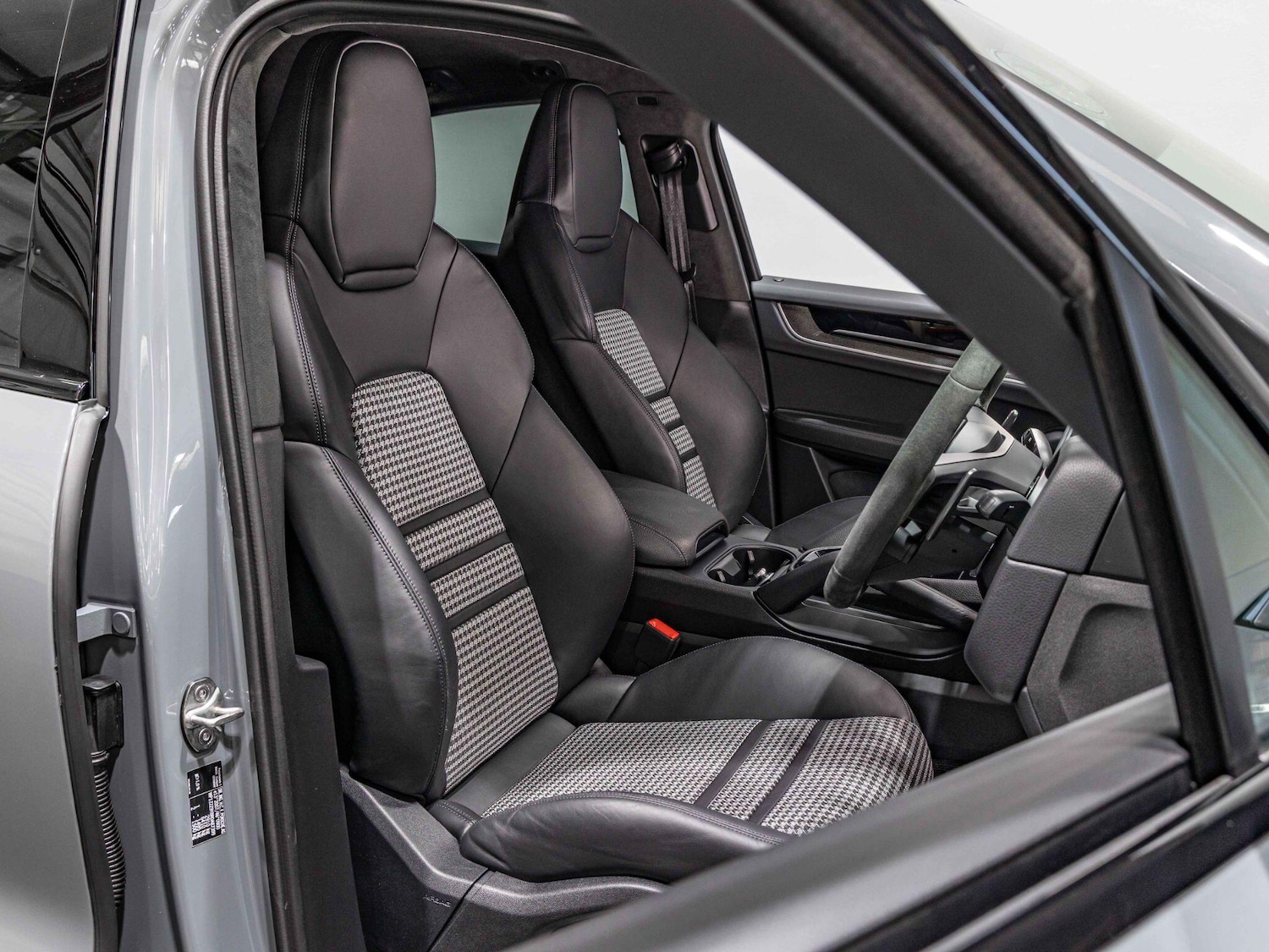 Used Porsche Cayenne 2024 for sale - 76989137: Photo 2