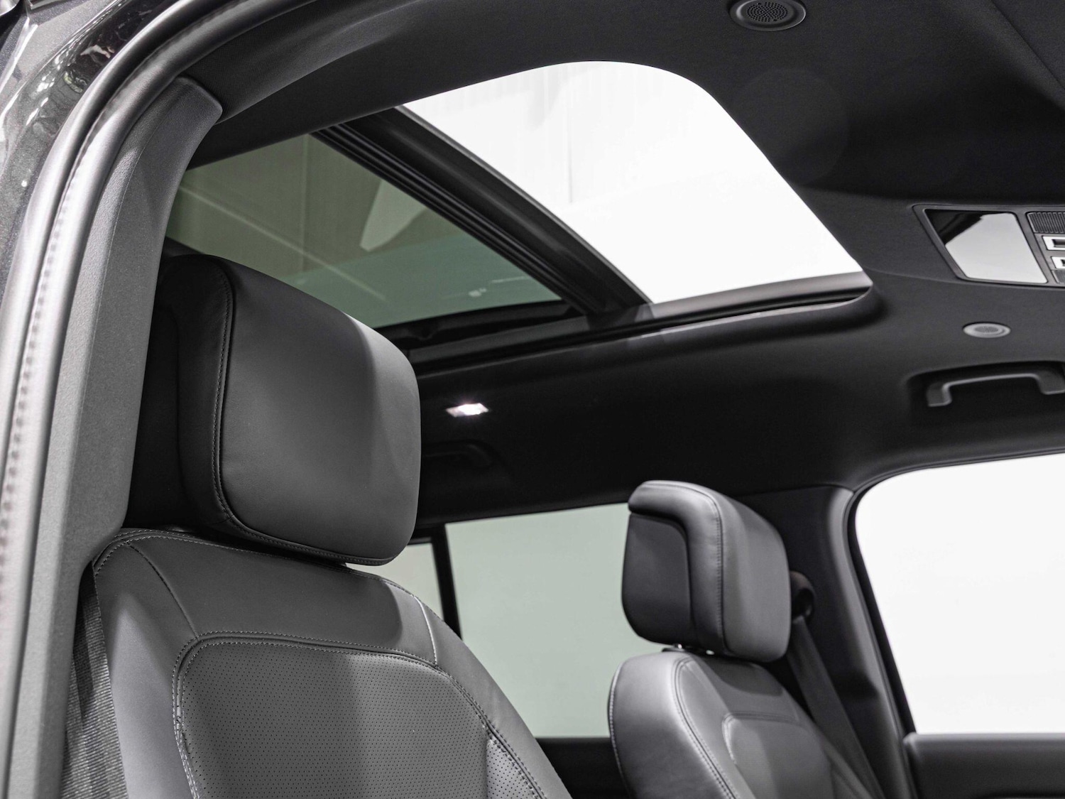 Used Land Rover Defender 110 for sale - 76727180: Photo 2