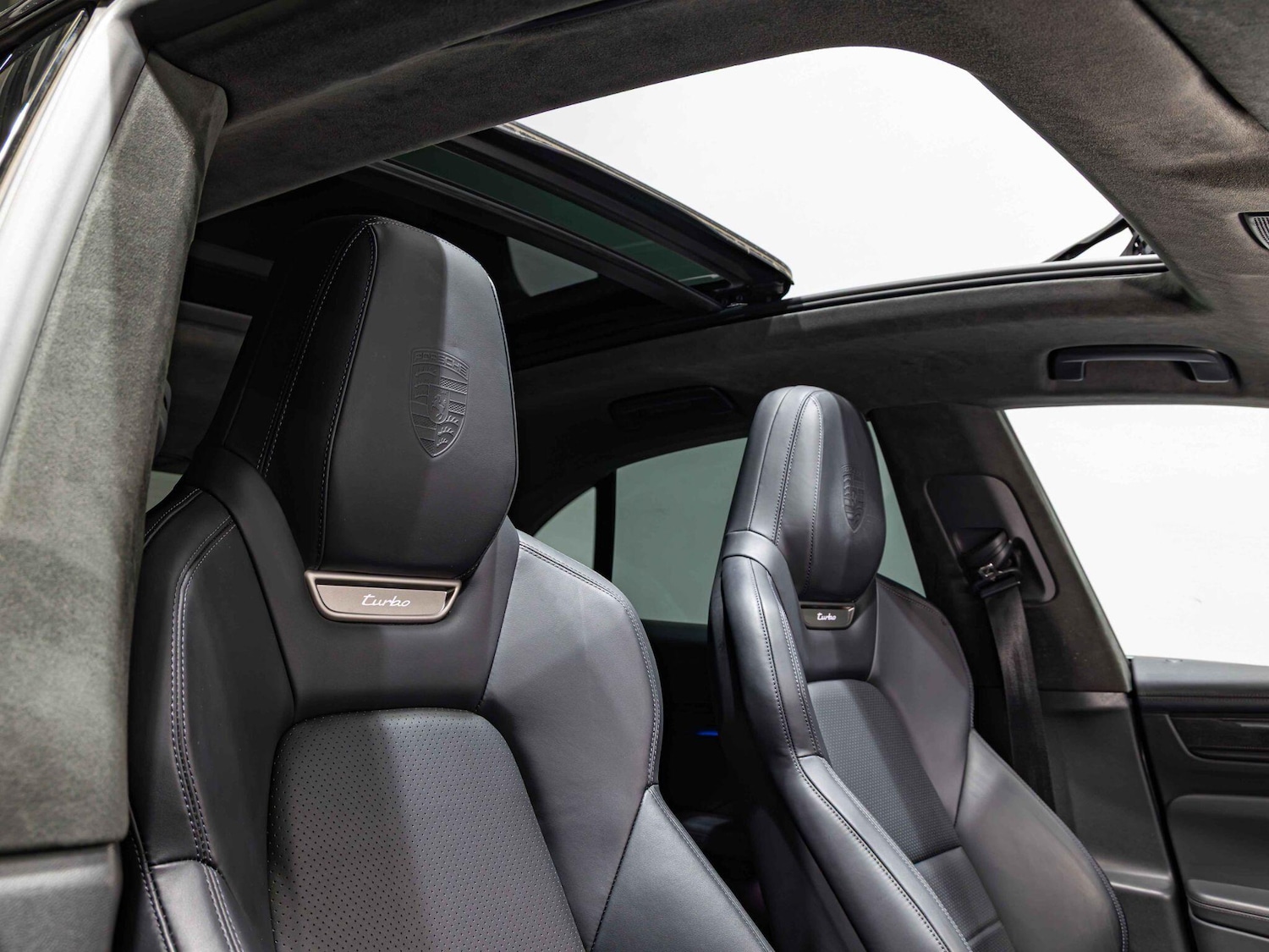 Used Porsche Macan 2025 for sale - 77343817: Photo 2