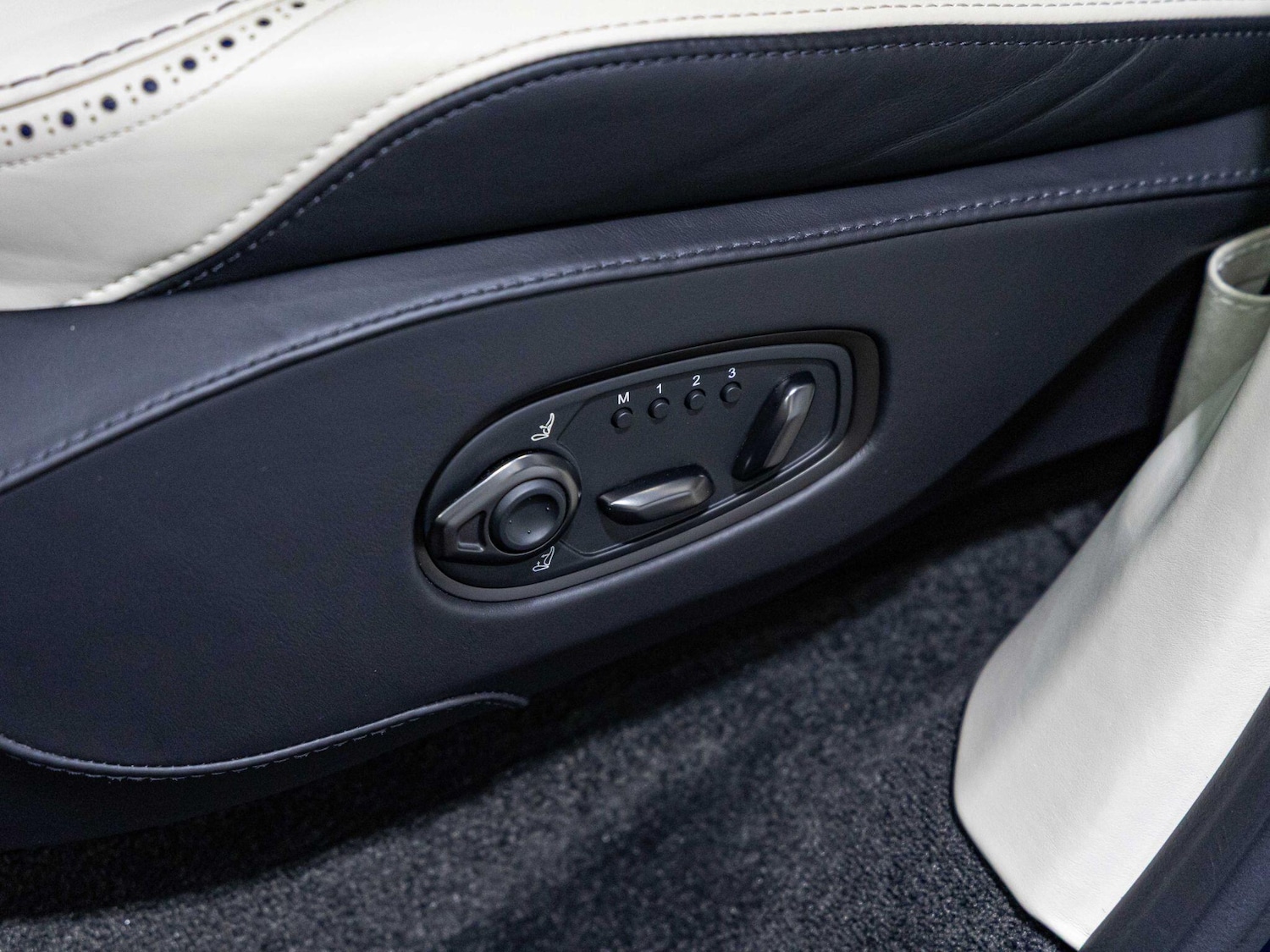 Used Aston Martin DBX for sale - 76476466: Photo 25