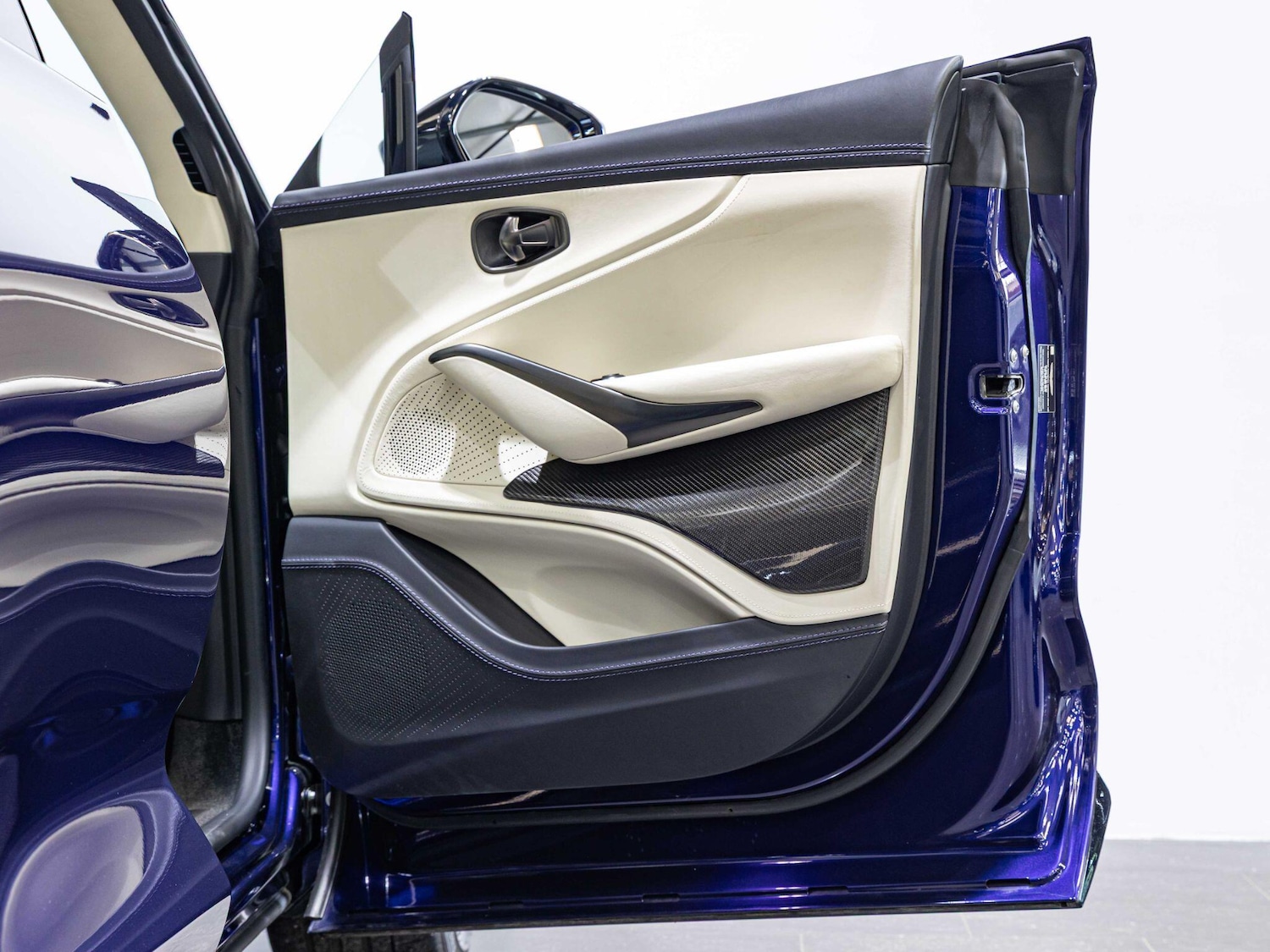 Used Aston Martin DBX for sale - 76476466: Photo 27