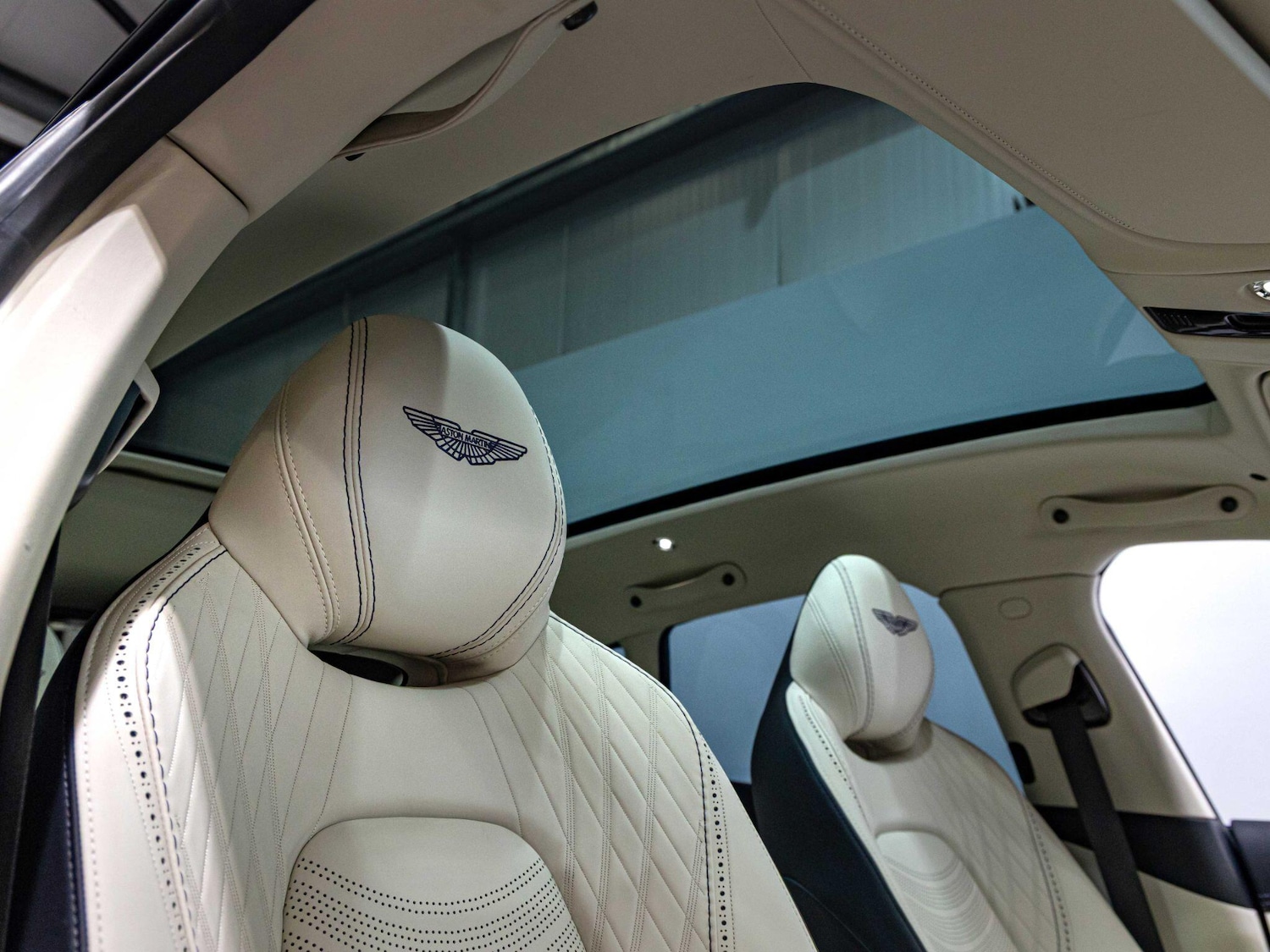 Used Aston Martin DBX for sale - 76476466: Photo 3