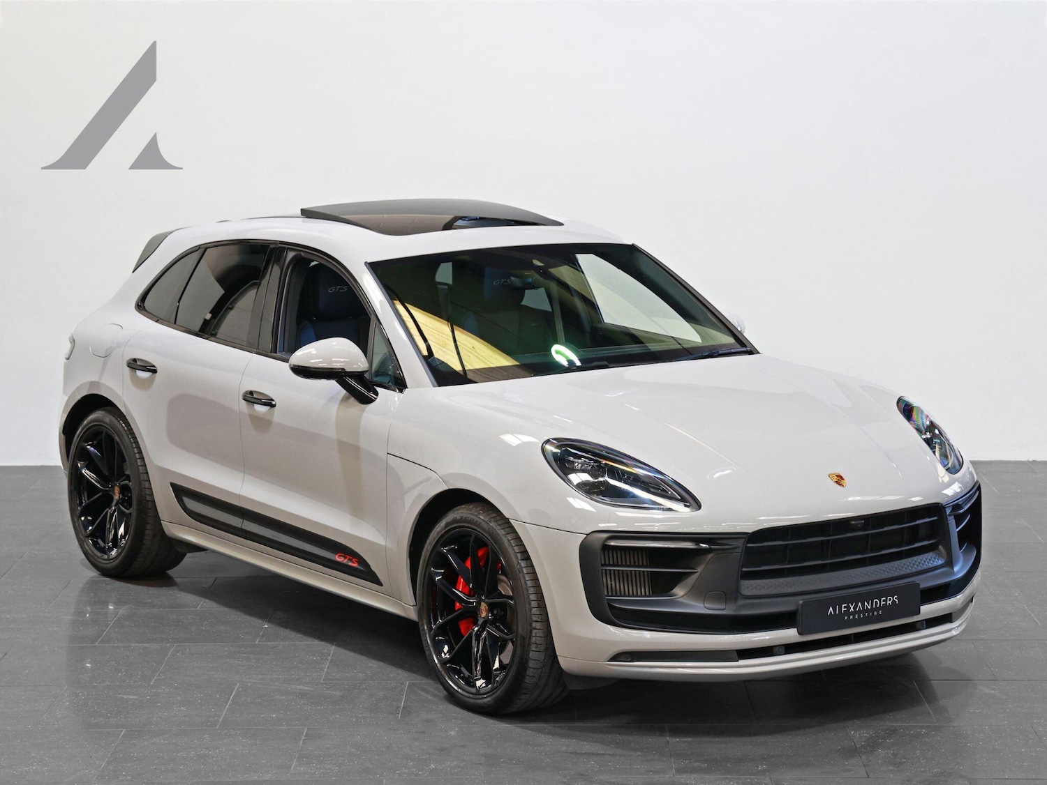 Used Porsche Macan 2023 for sale - 76360264: Photo 1