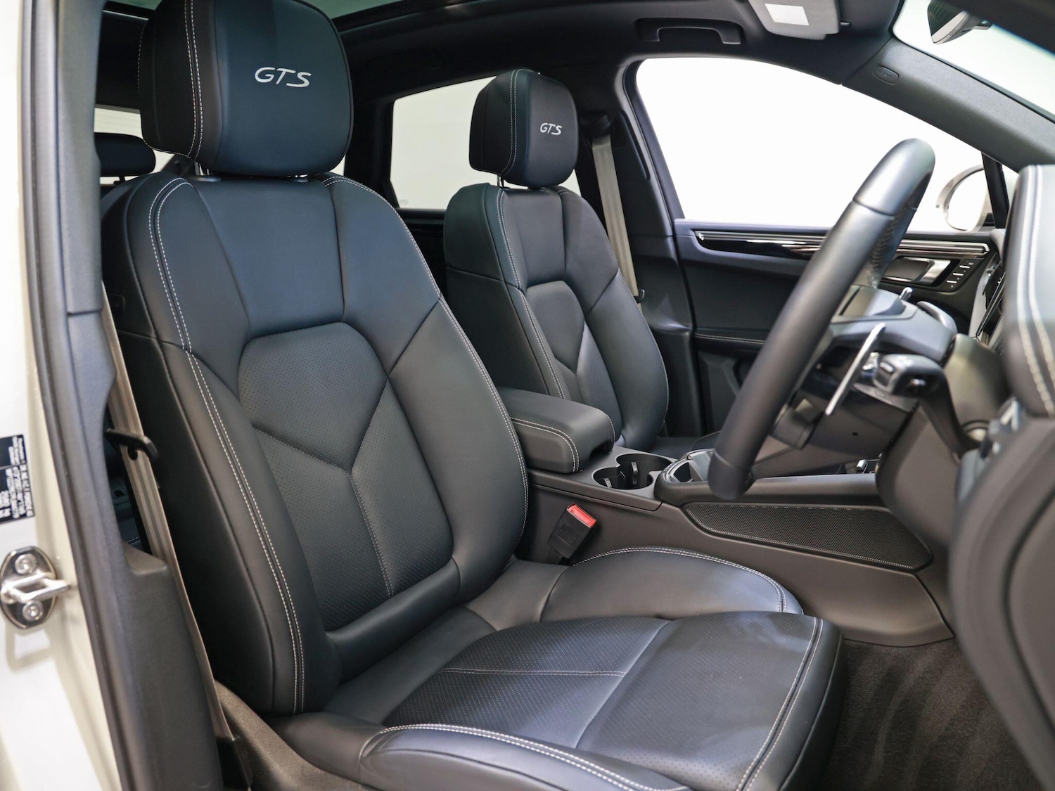 Used Porsche Macan 2023 for sale - 76360264: Photo 2
