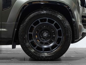 Used Land Rover Defender 110 2025 for sale - 76727316: Photo