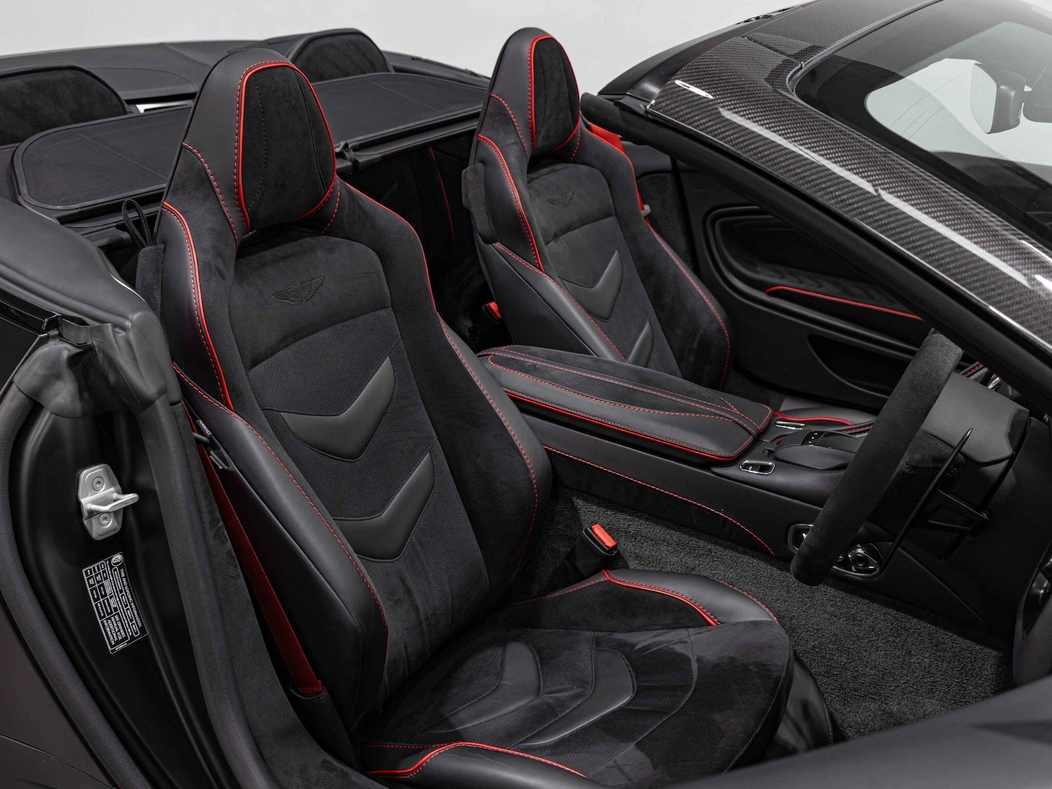 Used Aston Martin DBS 2022 for sale - 76994048: Photo 2