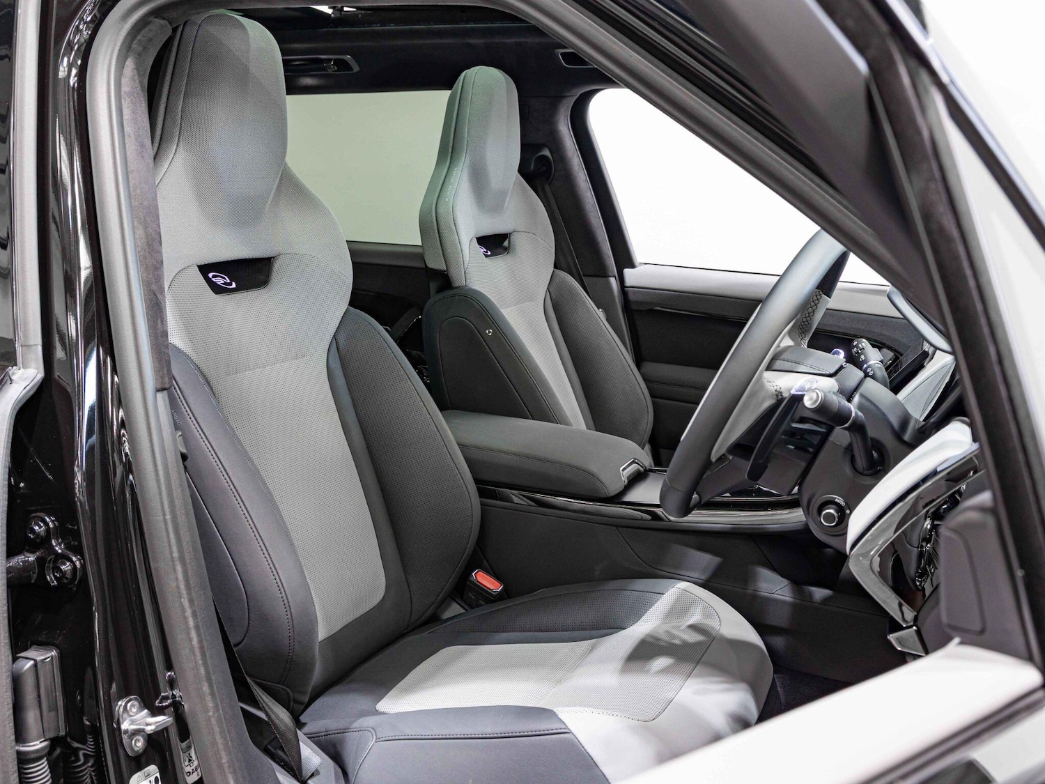 Used Land Rover Range Rover Sport 2024 for sale - 76360976: Photo 2