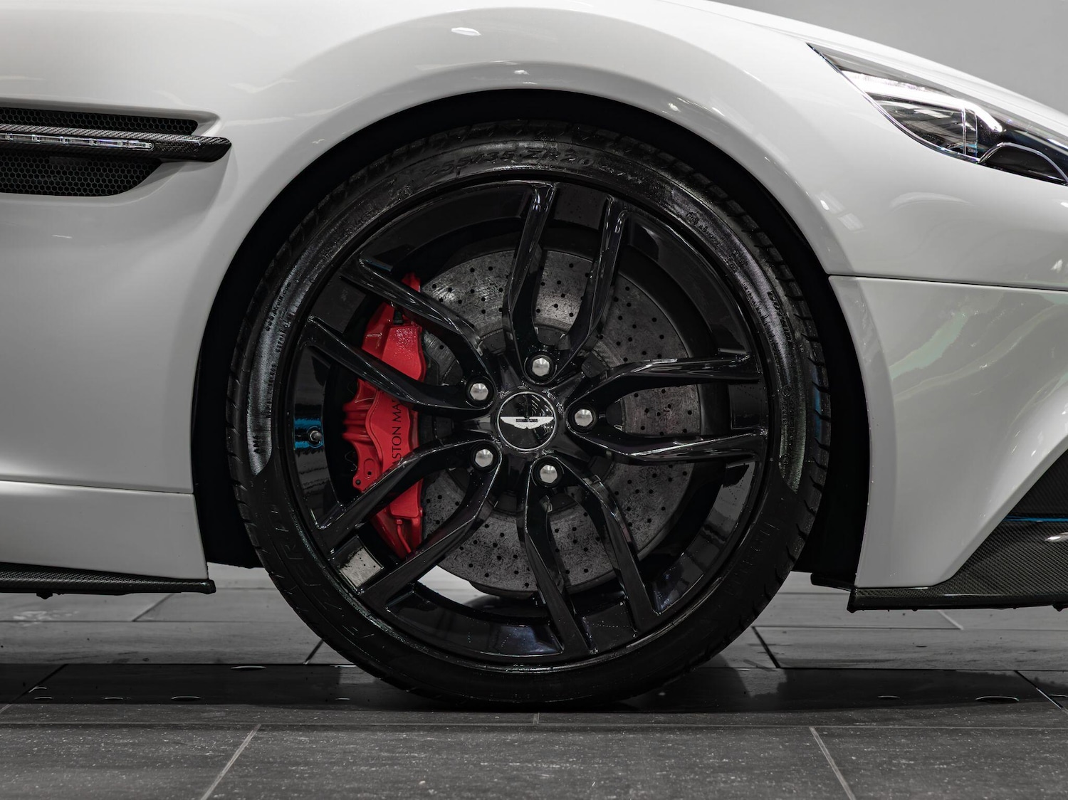 Used Aston Martin Vanquish 2015 for sale - 77441398: Photo 3