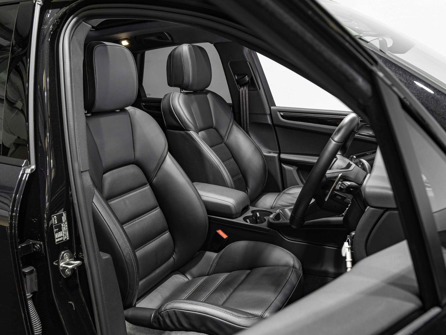 Used Porsche Macan 2023 for sale - 76866204: Photo 2