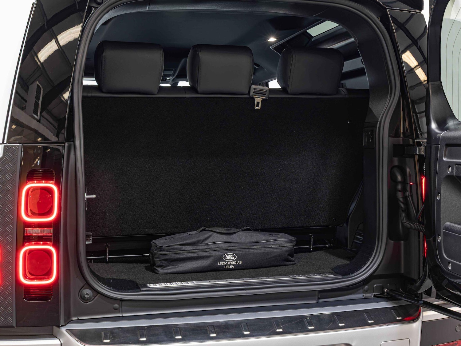 Used Land Rover Defender 90 2023 for sale - 76371710: Photo 26