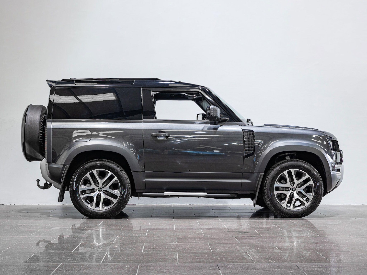 Used Land Rover Defender 90 2023 for sale - 76371710: Photo 3