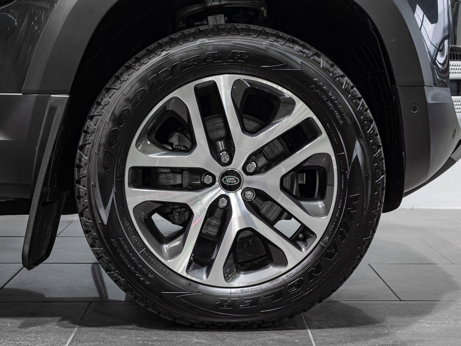 Used Land Rover Defender 90 2023 for sale - 76371710: Photo 4