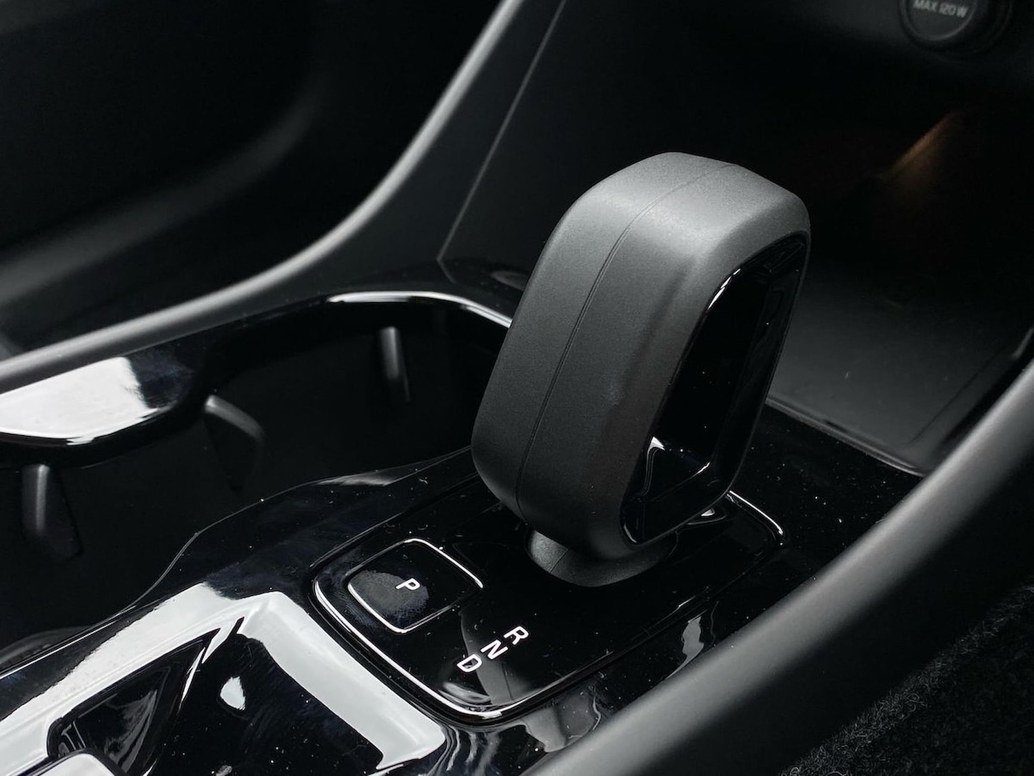 Used Volvo XC40 2025 for sale - 76107137: Photo 2