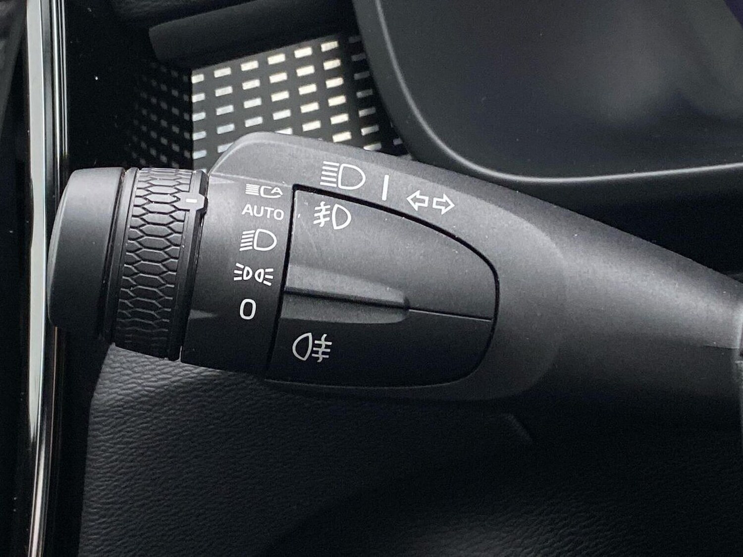 Used Volvo XC40 2023 for sale - 76477216: Photo 29