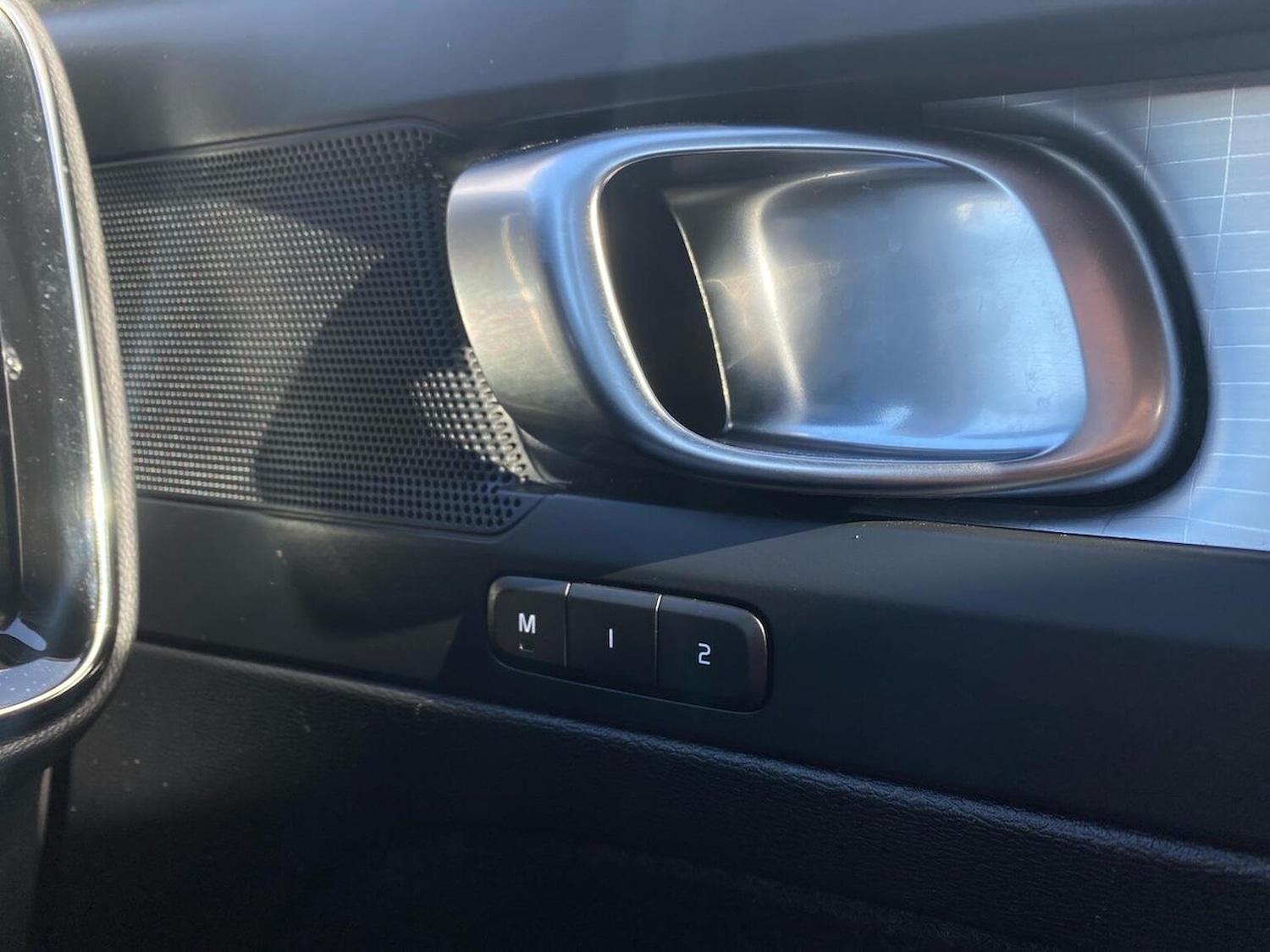 Used Volvo XC40 2023 for sale - 76082476: Photo 2