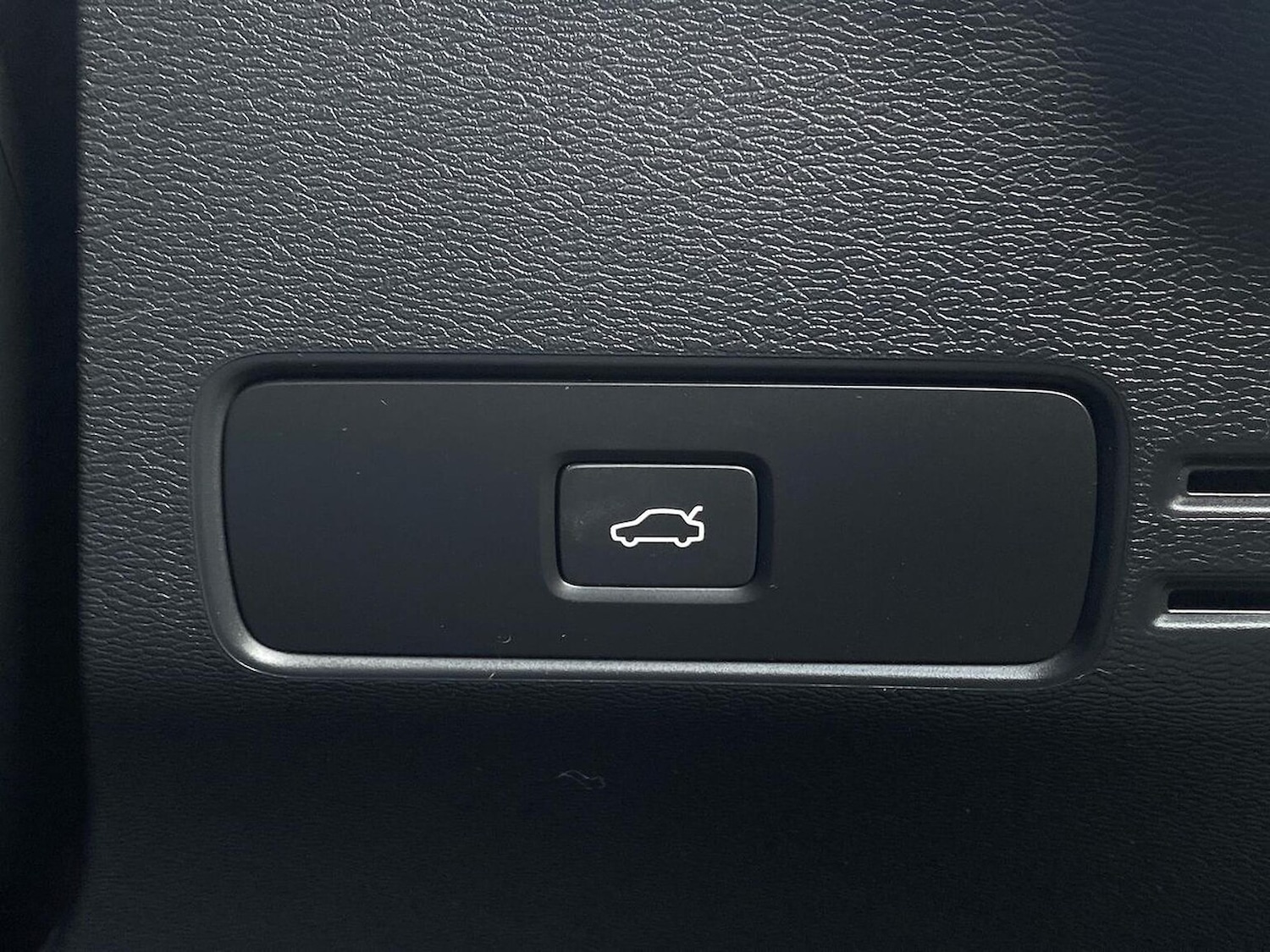 Used Volvo XC40 2023 for sale - 76082476: Photo 23