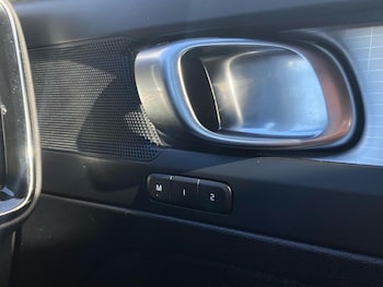 Used Volvo XC40 2023 for sale - 76082476: Photo 2
