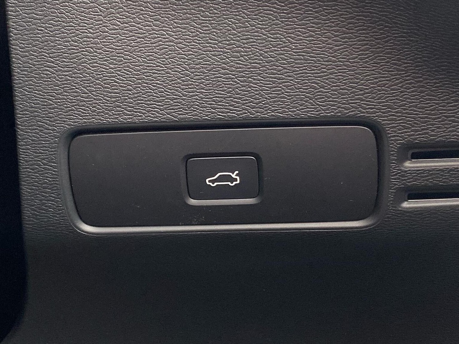 Used Volvo XC40 2025 for sale - 76115499: Photo 23
