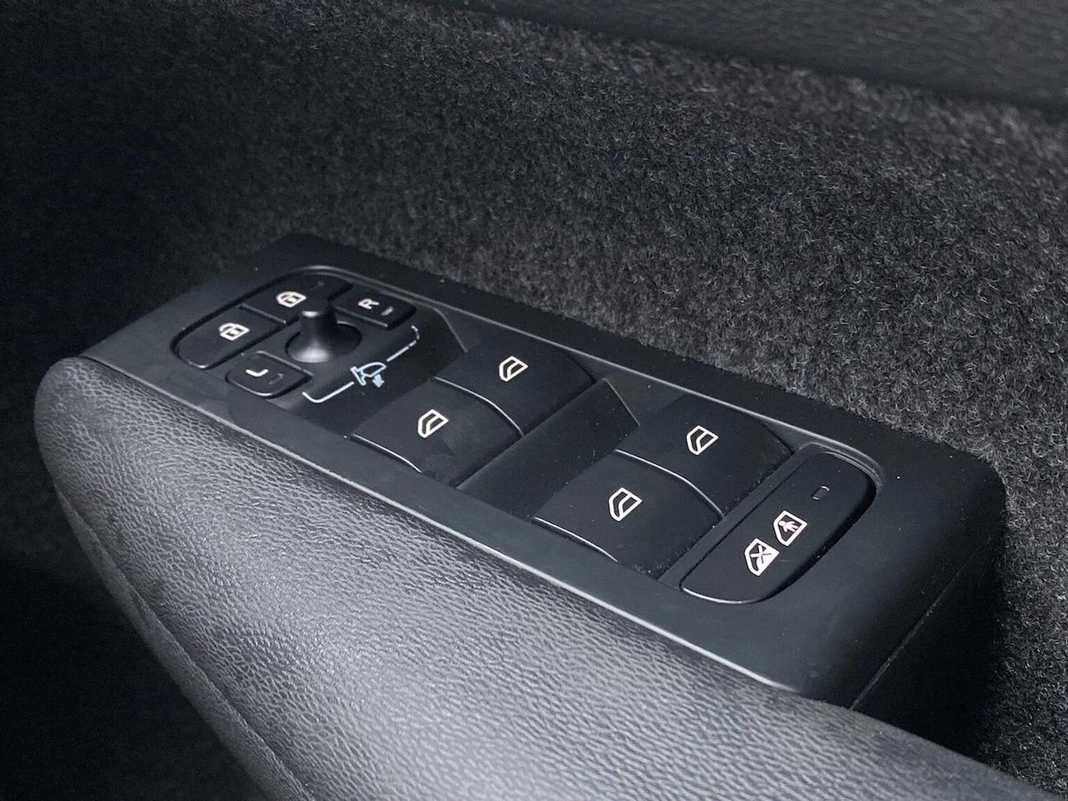 Used Volvo XC40 2023 for sale - 78144531: Photo 23