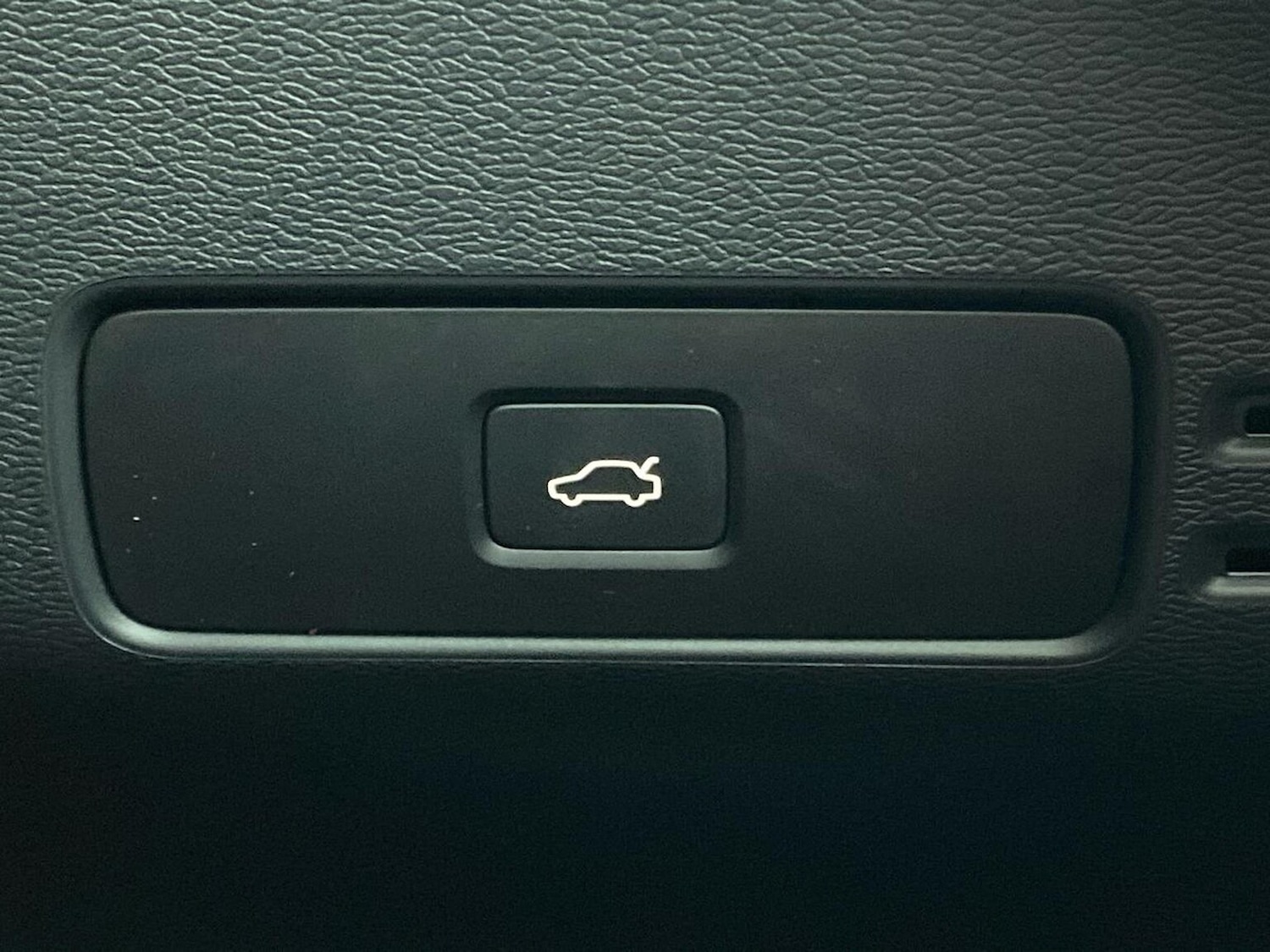 Used Volvo XC40 2023 for sale - 78144531: Photo 24