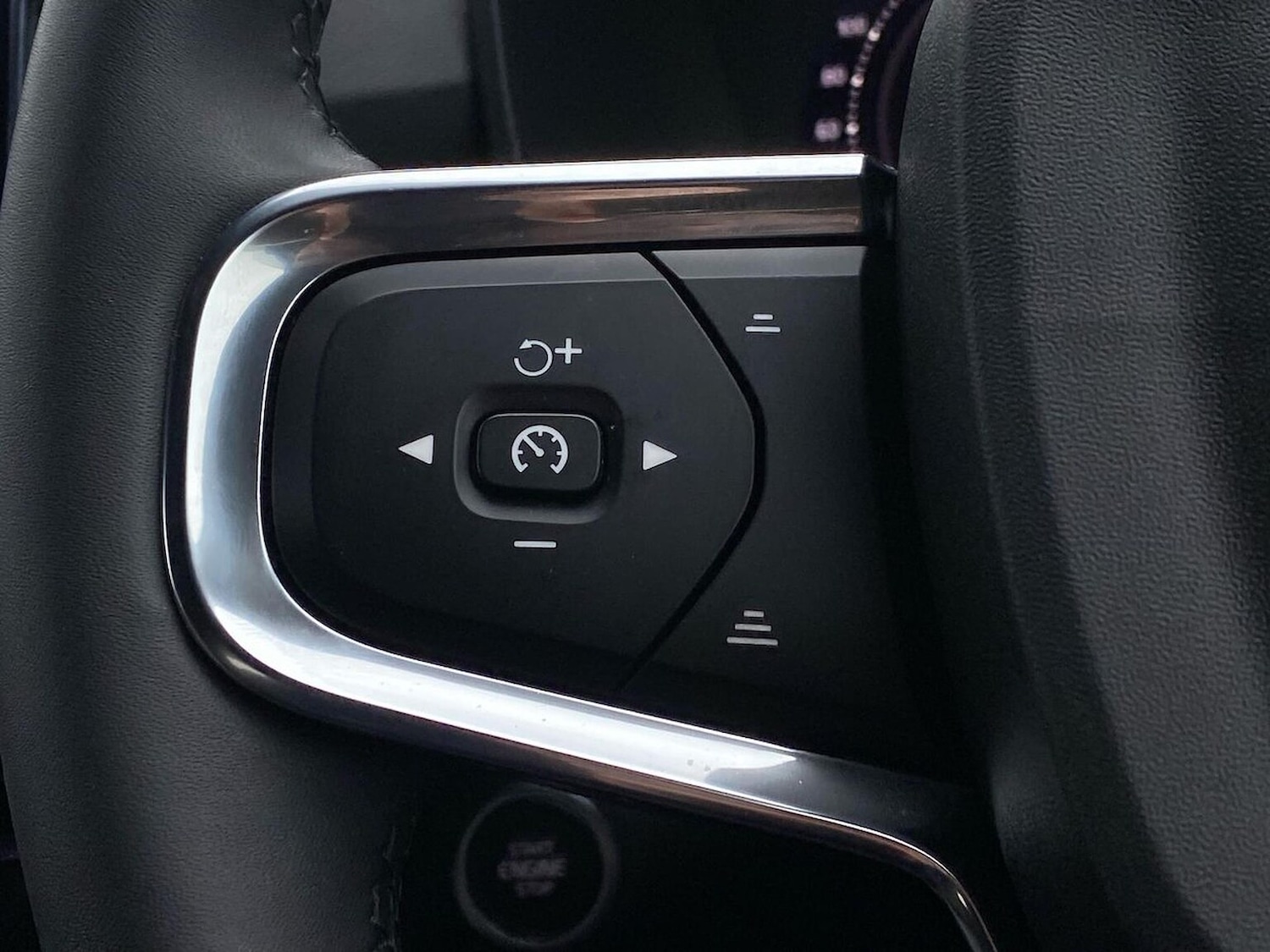 Used Volvo XC40 2023 for sale - 78144531: Photo 28