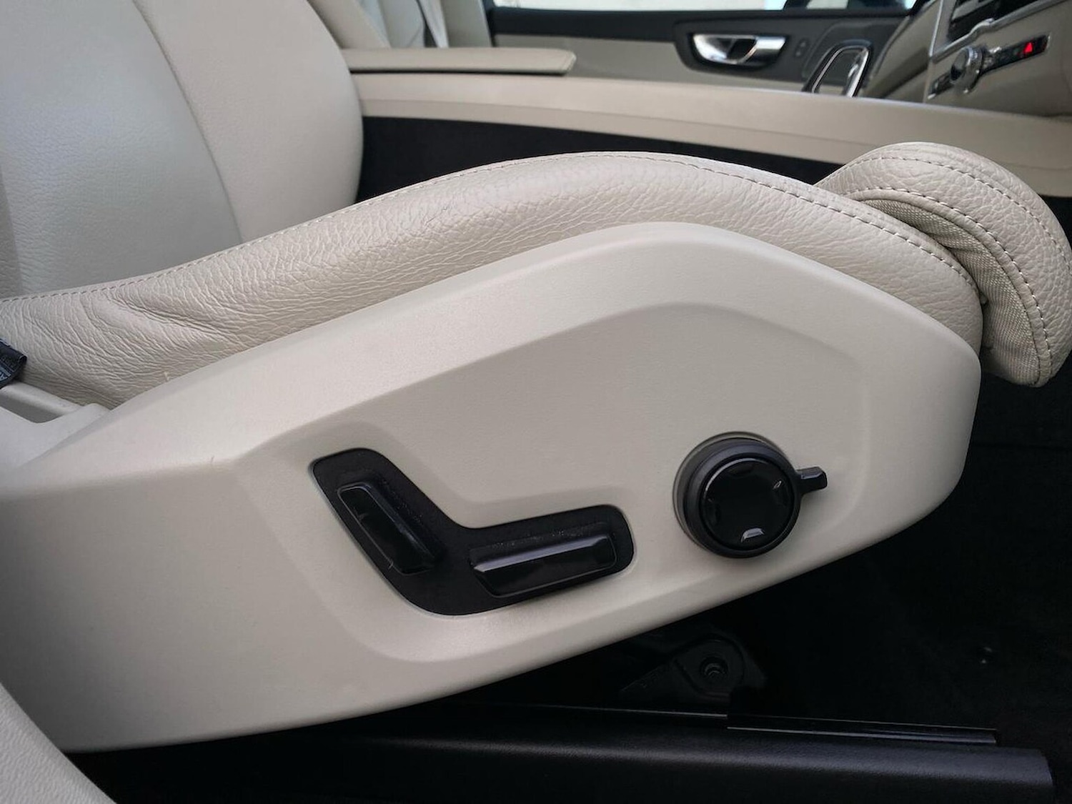 Used Volvo XC60 2023 for sale - 76471072: Photo 31