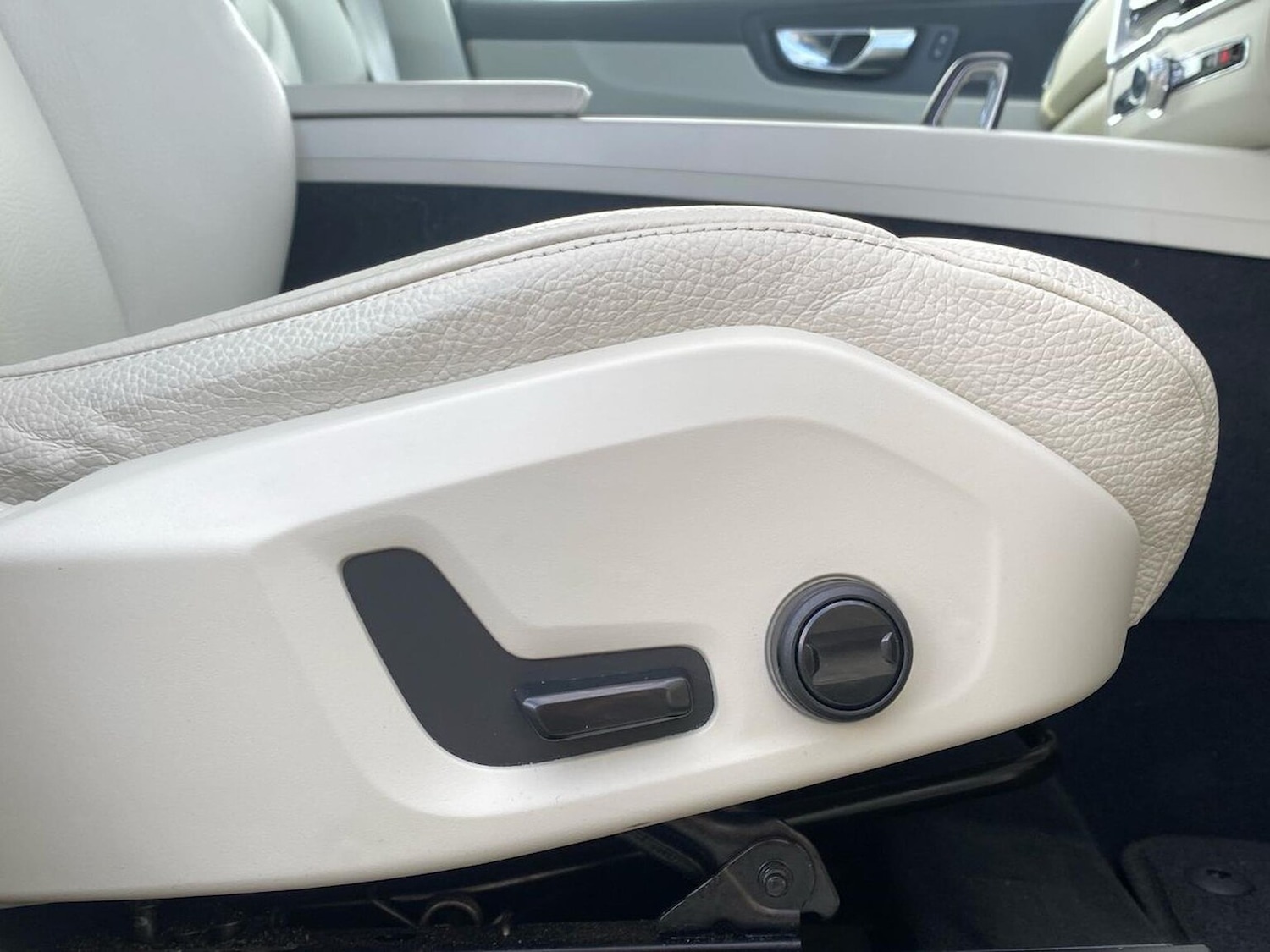 Used Volvo XC60 2022 for sale - 76383389: Photo 31