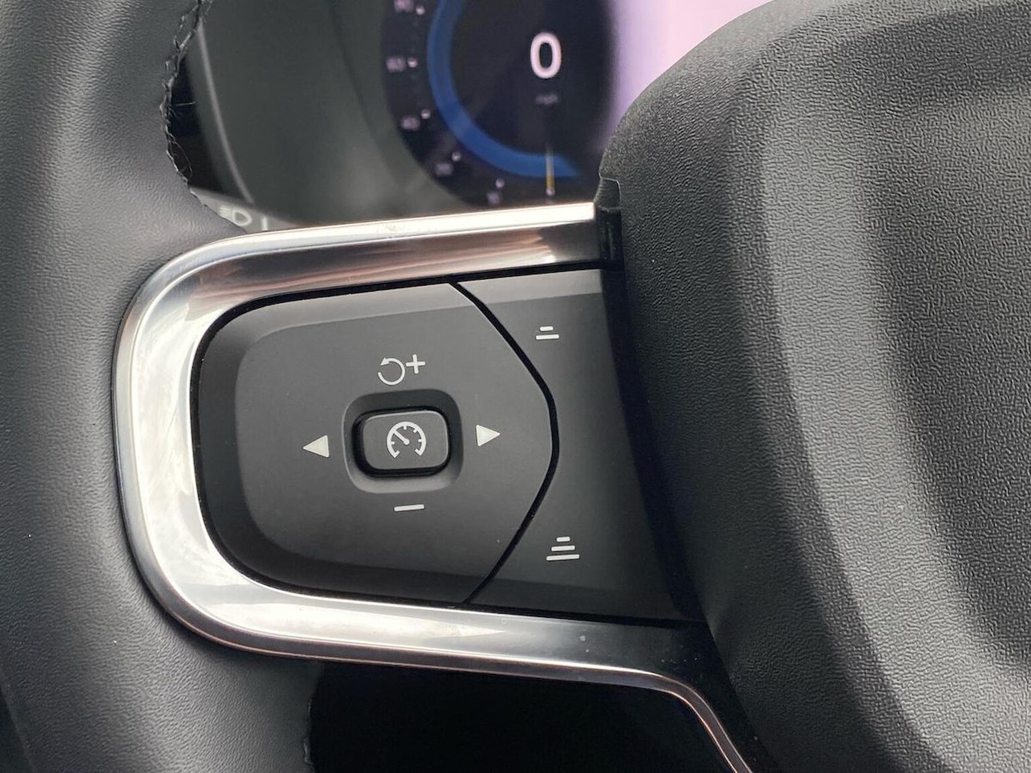 Used Volvo XC40 2025 for sale - 77489368: Photo 25