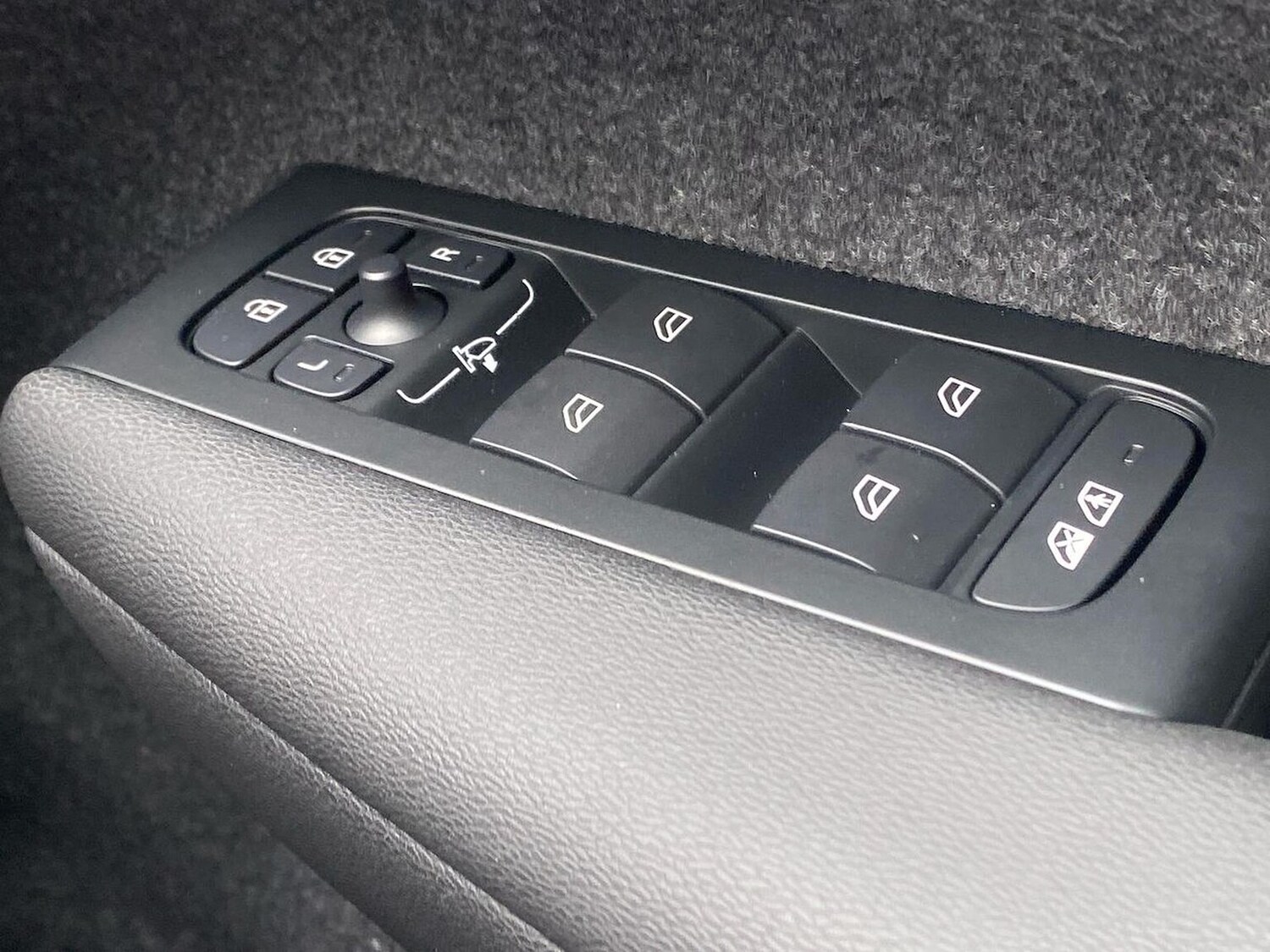 Used Volvo XC40 2025 for sale - 77489345: Photo 21