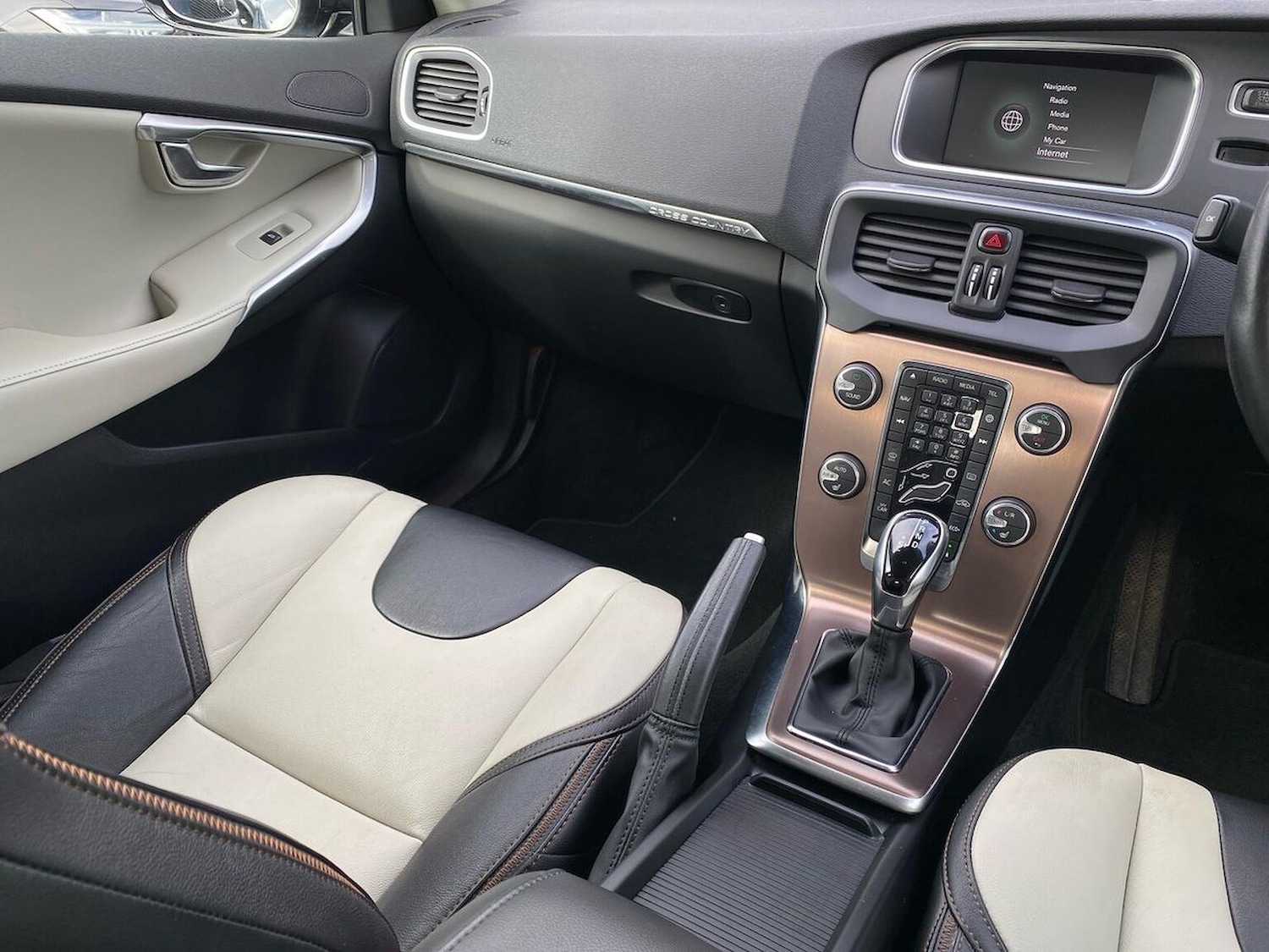 Used Volvo V40 2017 for sale - 76363351: Photo 14