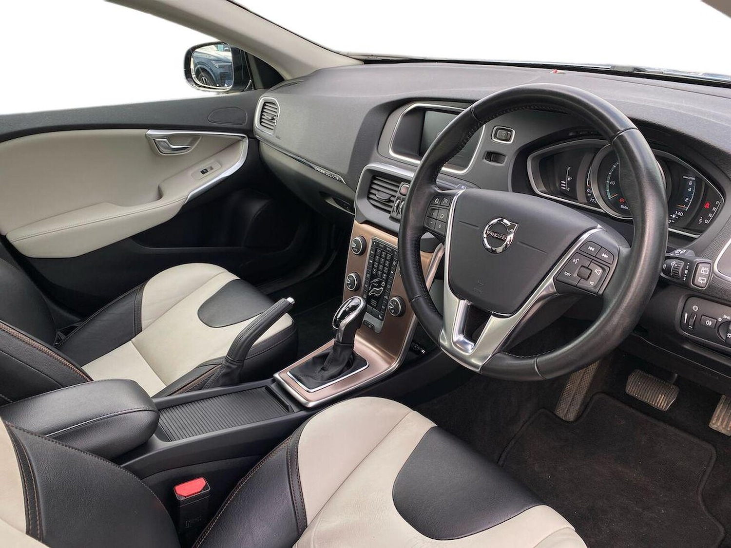 Used Volvo V40 2017 for sale - 76363351: Photo 16