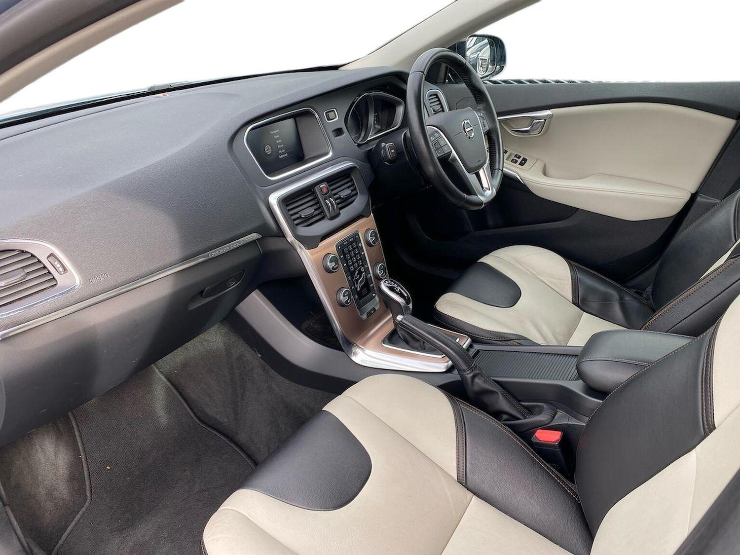 Used Volvo V40 2017 for sale - 76363351: Photo 8