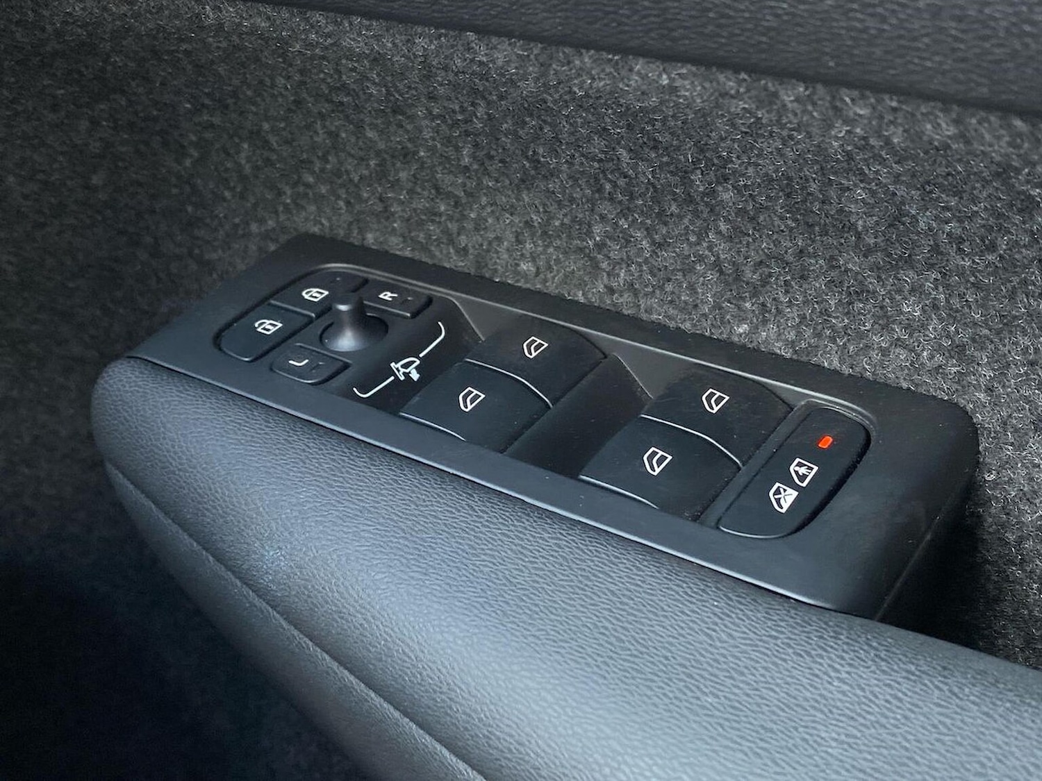 Used Volvo XC40 2024 for sale - 76353629: Photo 21