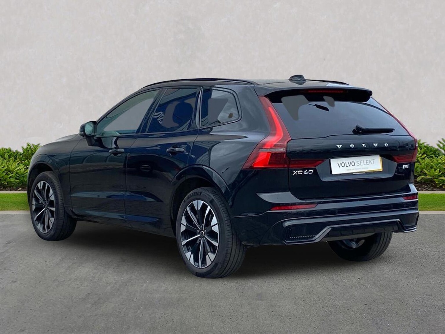 Used Volvo XC60 2025 for sale - 77901701: Photo 2