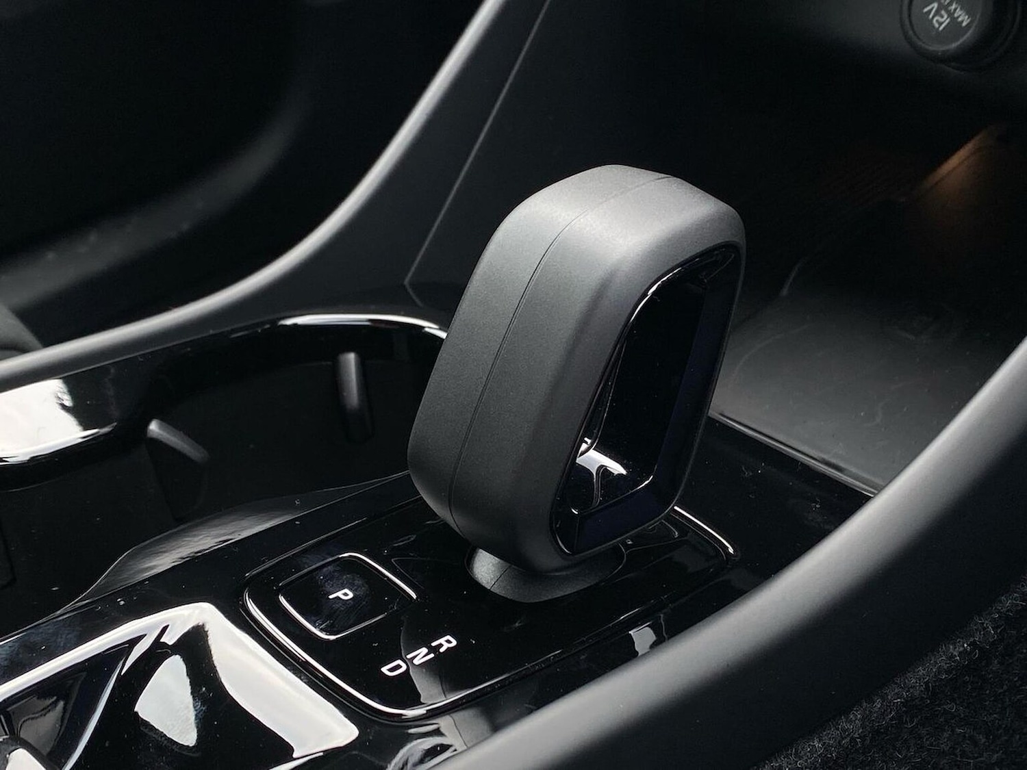 Used Volvo XC40 2025 for sale - 76281225: Photo 2