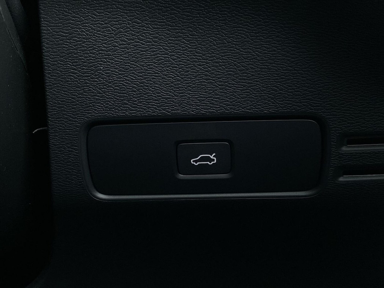 Used Volvo XC40 2023 for sale - 78191234: Photo 24