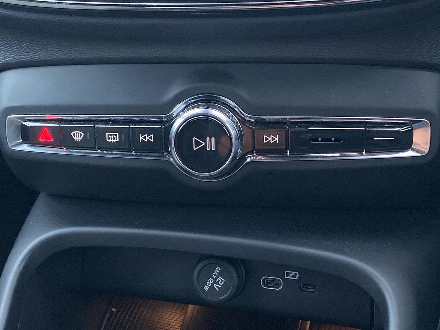 Used Volvo XC40 2023 for sale - 76407385: Photo 13