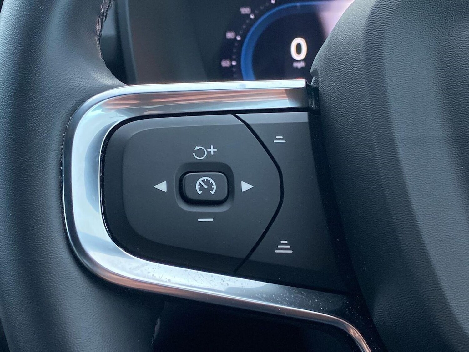 Used Volvo XC40 2023 for sale - 76407385: Photo 27