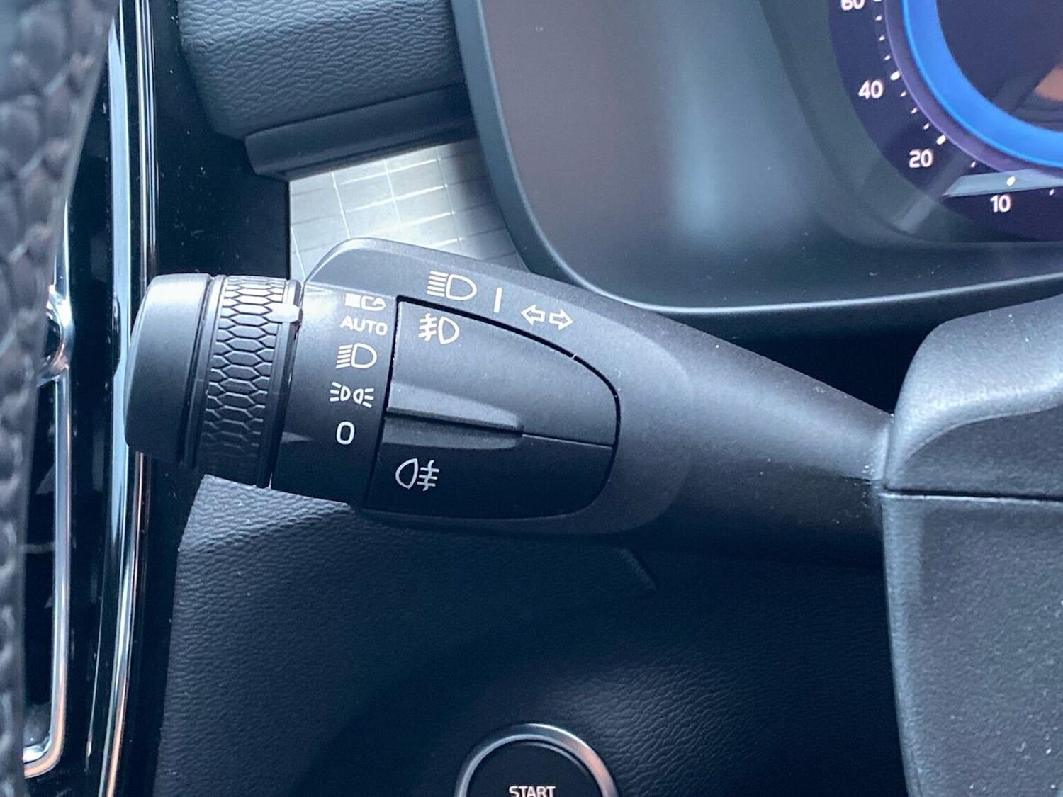 Used Volvo XC40 2023 for sale - 76407385: Photo 29