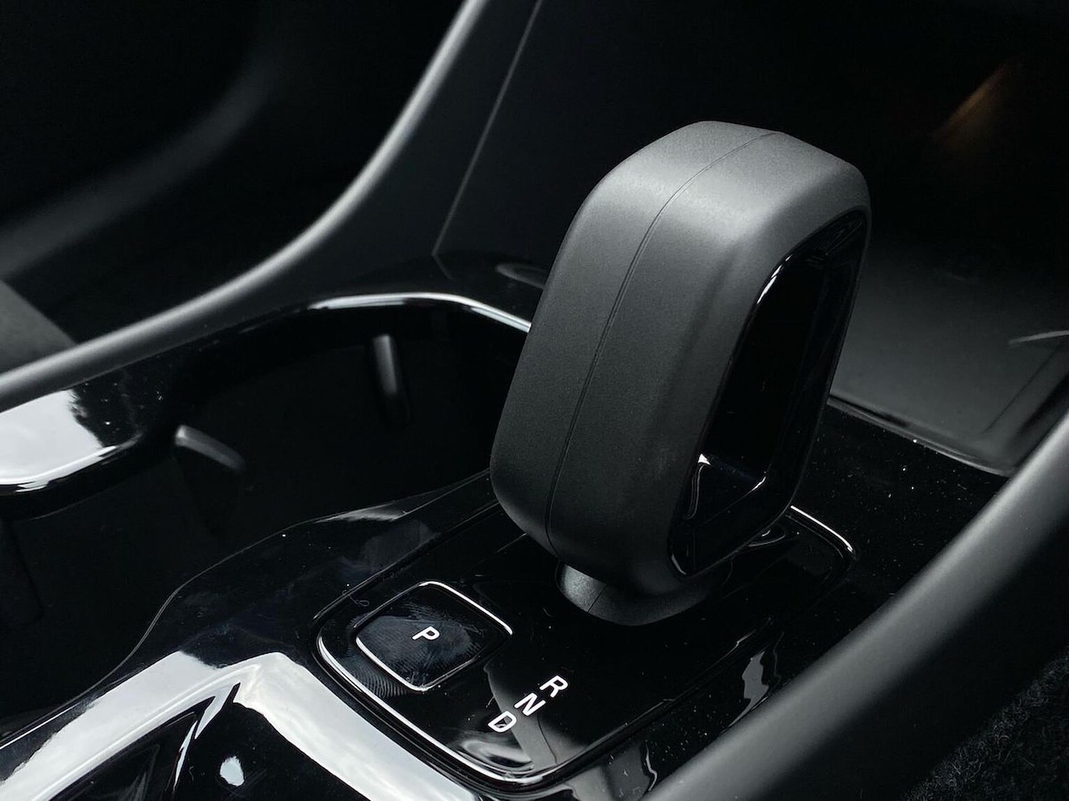 Used Volvo XC40 2025 for sale - 76115501: Photo 2
