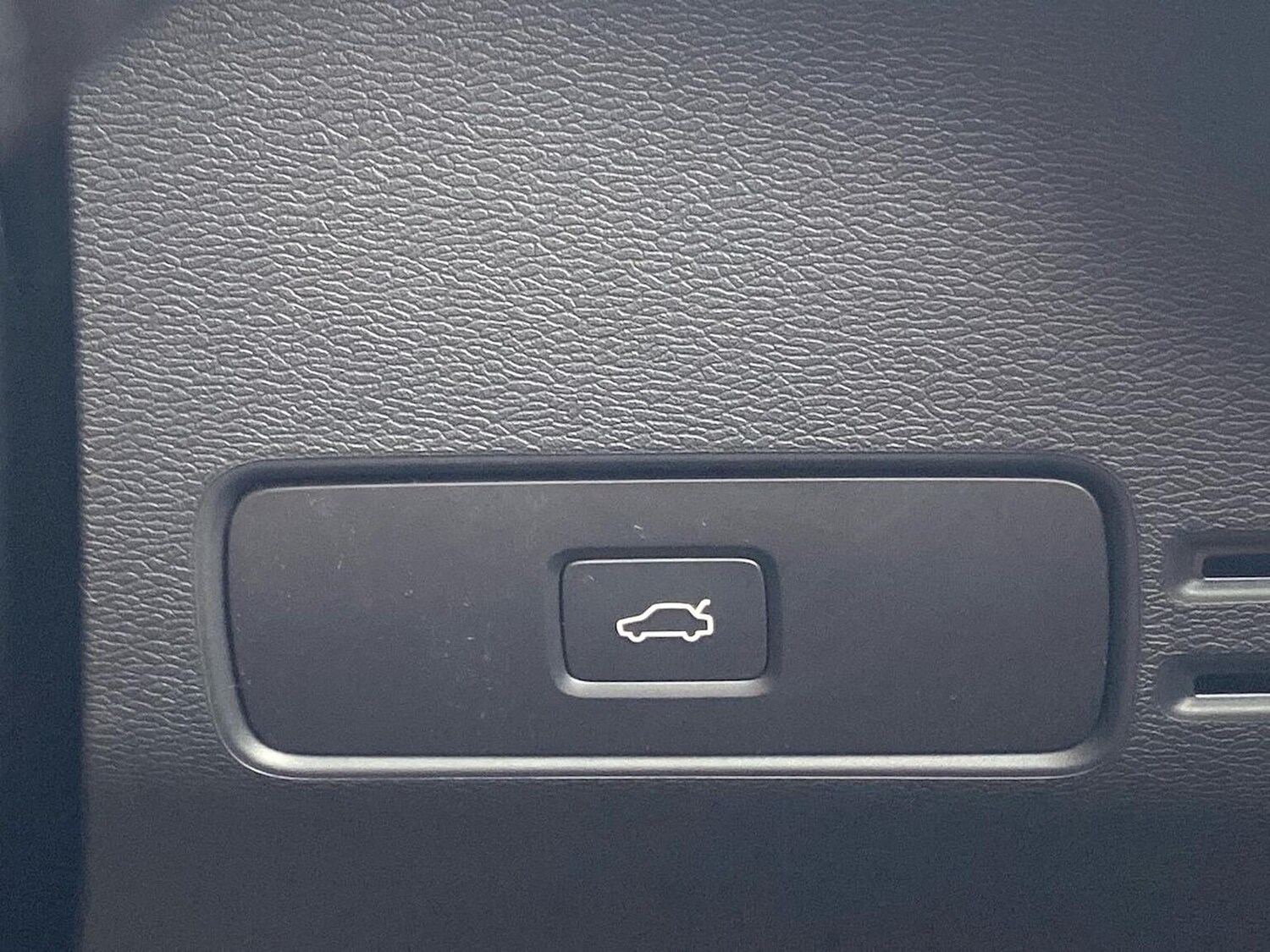 Used Volvo XC40 2025 for sale - 76114360: Photo 23
