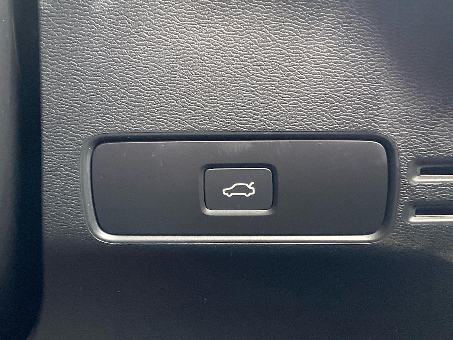 Used Volvo XC40 2025 for sale - 78191067: Photo 24