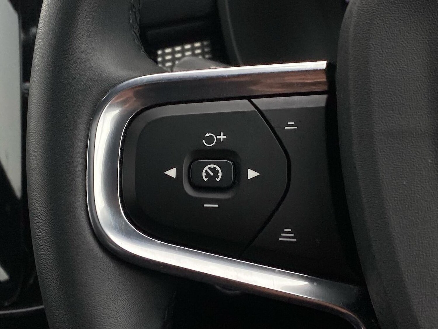 Used Volvo XC40 2023 for sale - 78191220: Photo 29