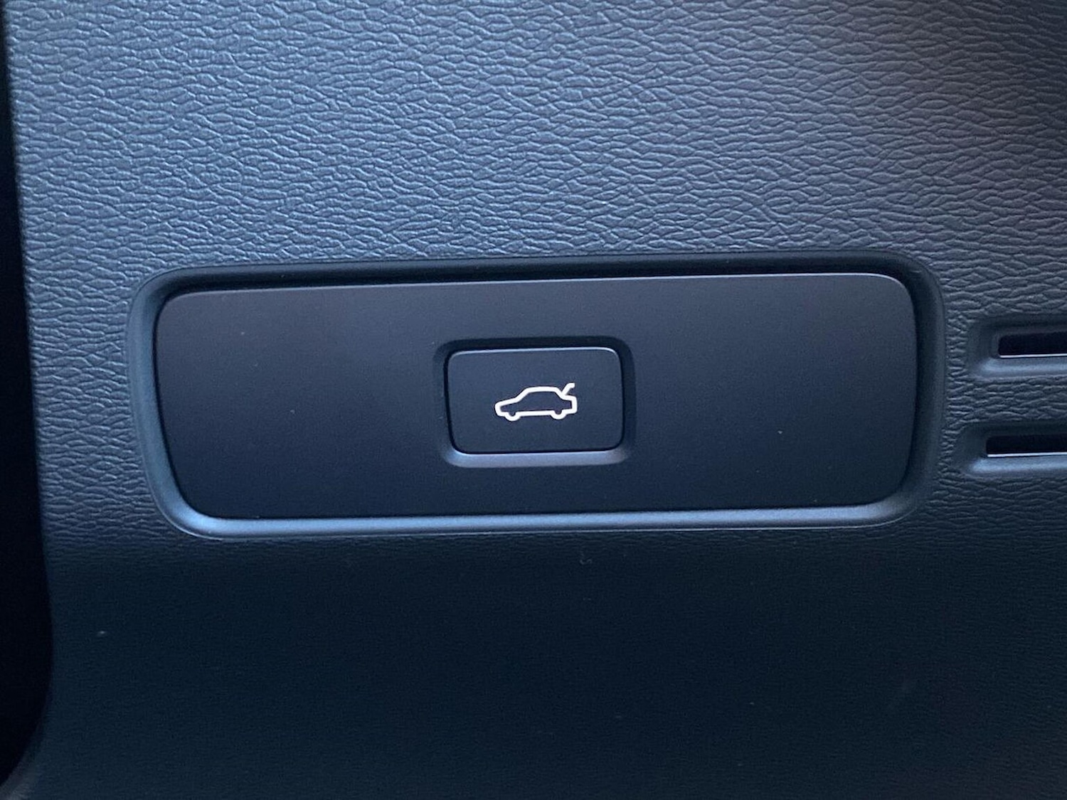 Used Volvo XC40 2024 for sale - 77555326: Photo 22