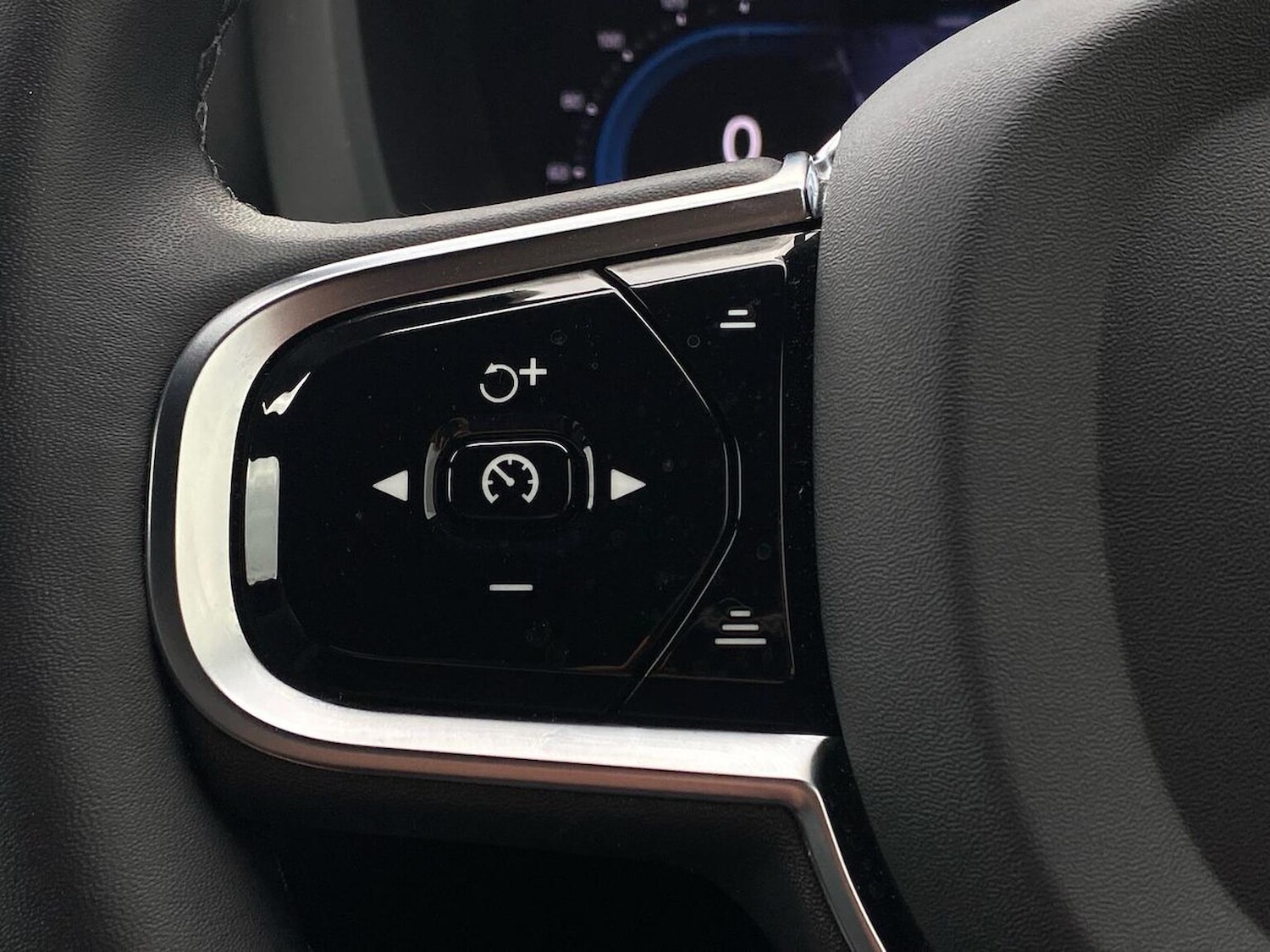 Used Volvo XC60 2023 for sale - 76422360: Photo 28