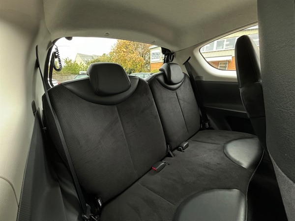Used Toyota AYGO 2011 for sale - 76265798: Photo 11